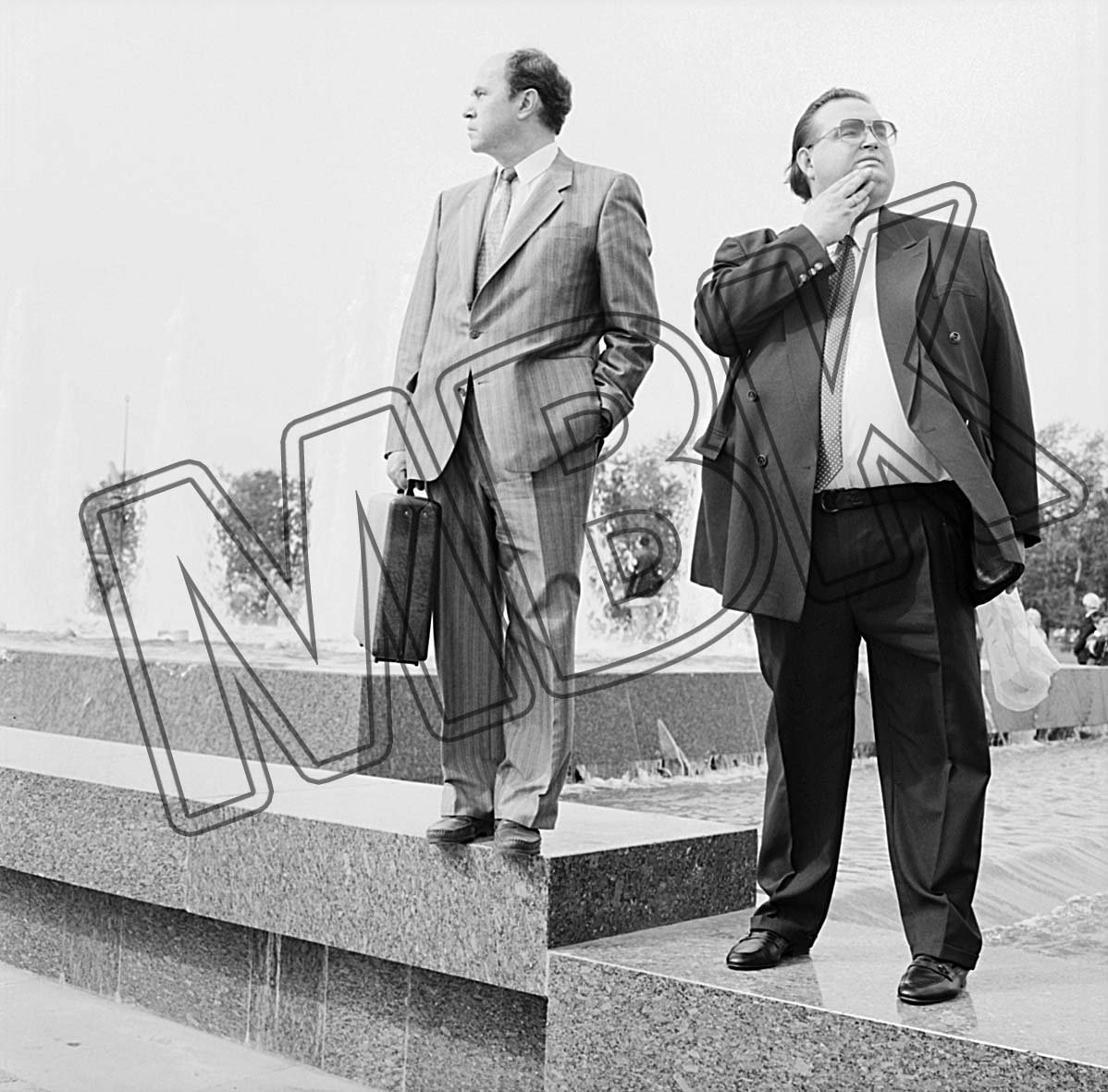 Fotografie: Zwei offensichtlich zufällig dem Fest zur Ankunft der Berlin-Brigade beiwohnende Geschäftsleute auf der Poklonka, Moskau, 3. September 199 (Museum Berlin-Karlshorst RR-P)