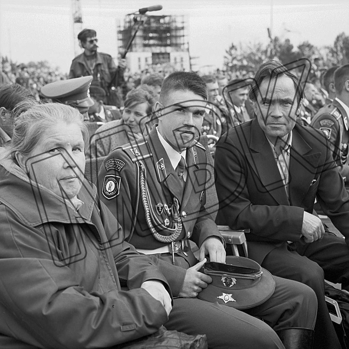 Fotografie: Zwei offensichtlich zufällig dem Fest zur Ankunft der Berlin-Brigade beiwohnende Geschäftsleute auf der Poklonka, Moskau, 3. September 199 (Museum Berlin-Karlshorst RR-P)