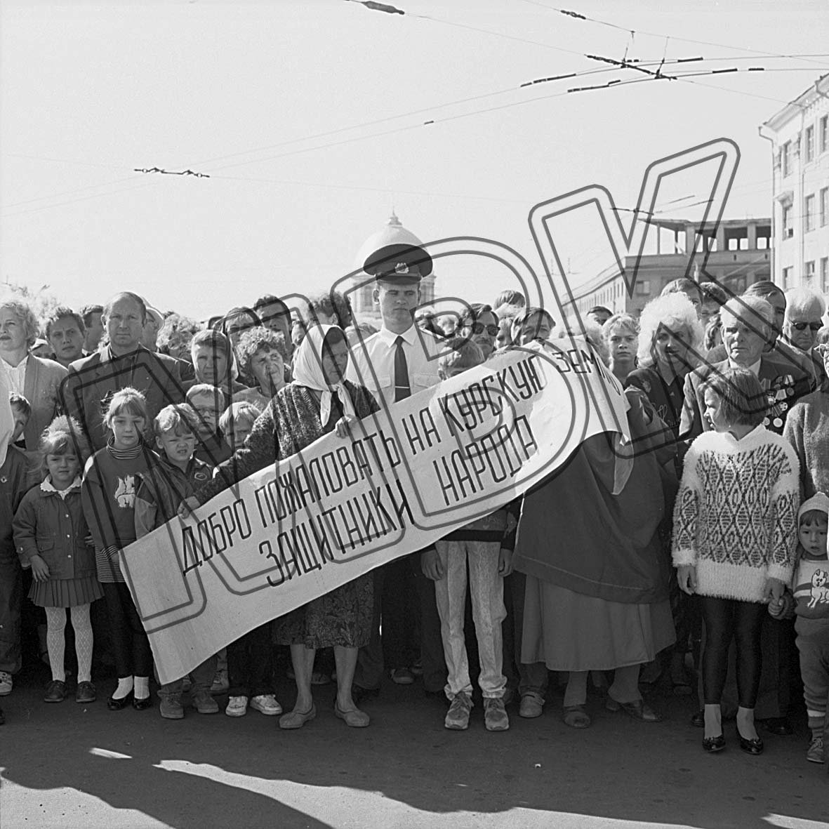 Fotografie: Begrüßung der Berlin-Brigade durch Einheimische, Kursk, 4./5. September 1994 (Museum Berlin-Karlshorst RR-P)