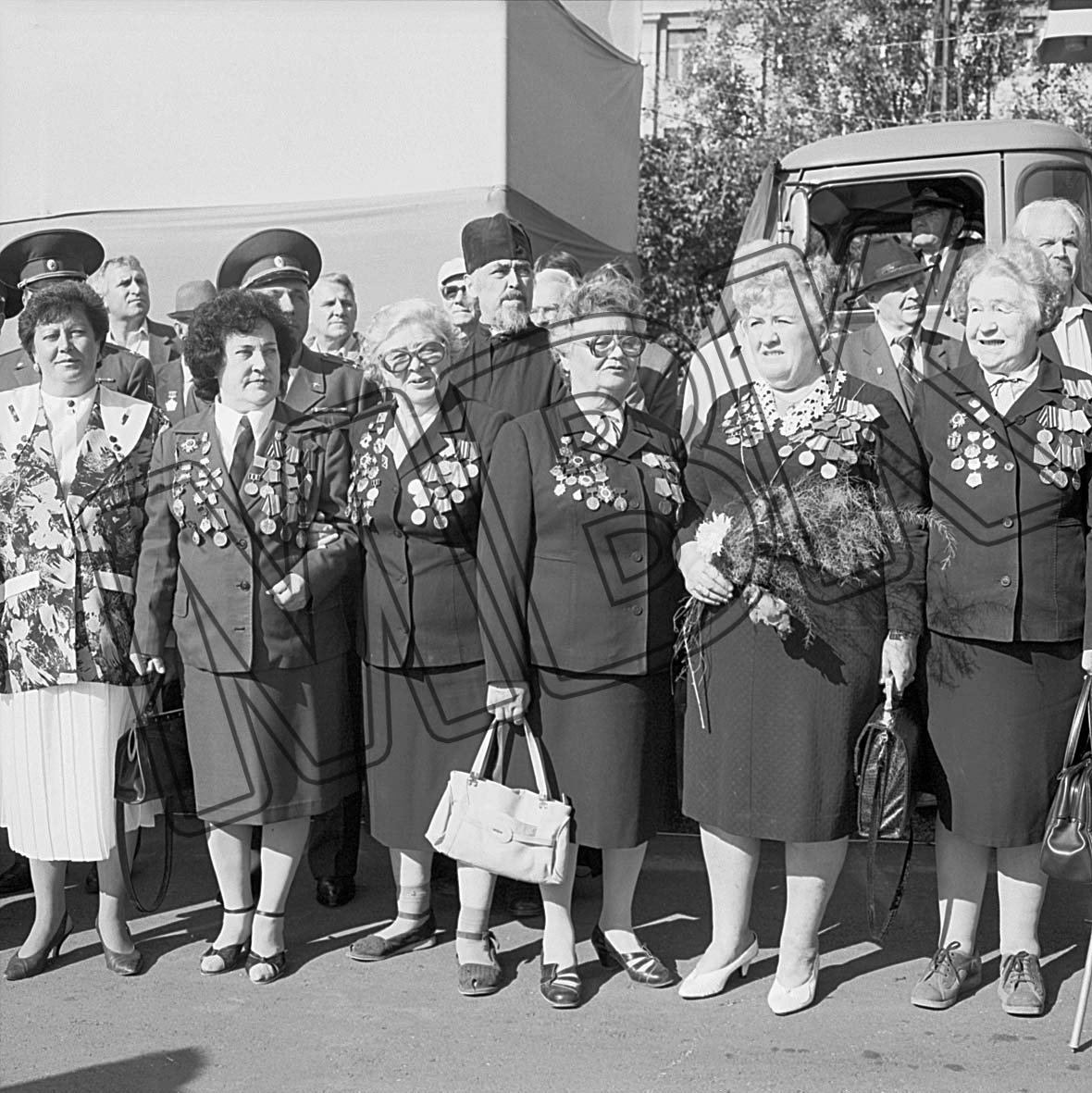 Fotografie: Veteraninnen des Zweiten Weltkriegs begrüßen die Soldaten der Berlin-Brigade, Kursk, 4./5. September 1994 (Museum Berlin-Karlshorst RR-P)