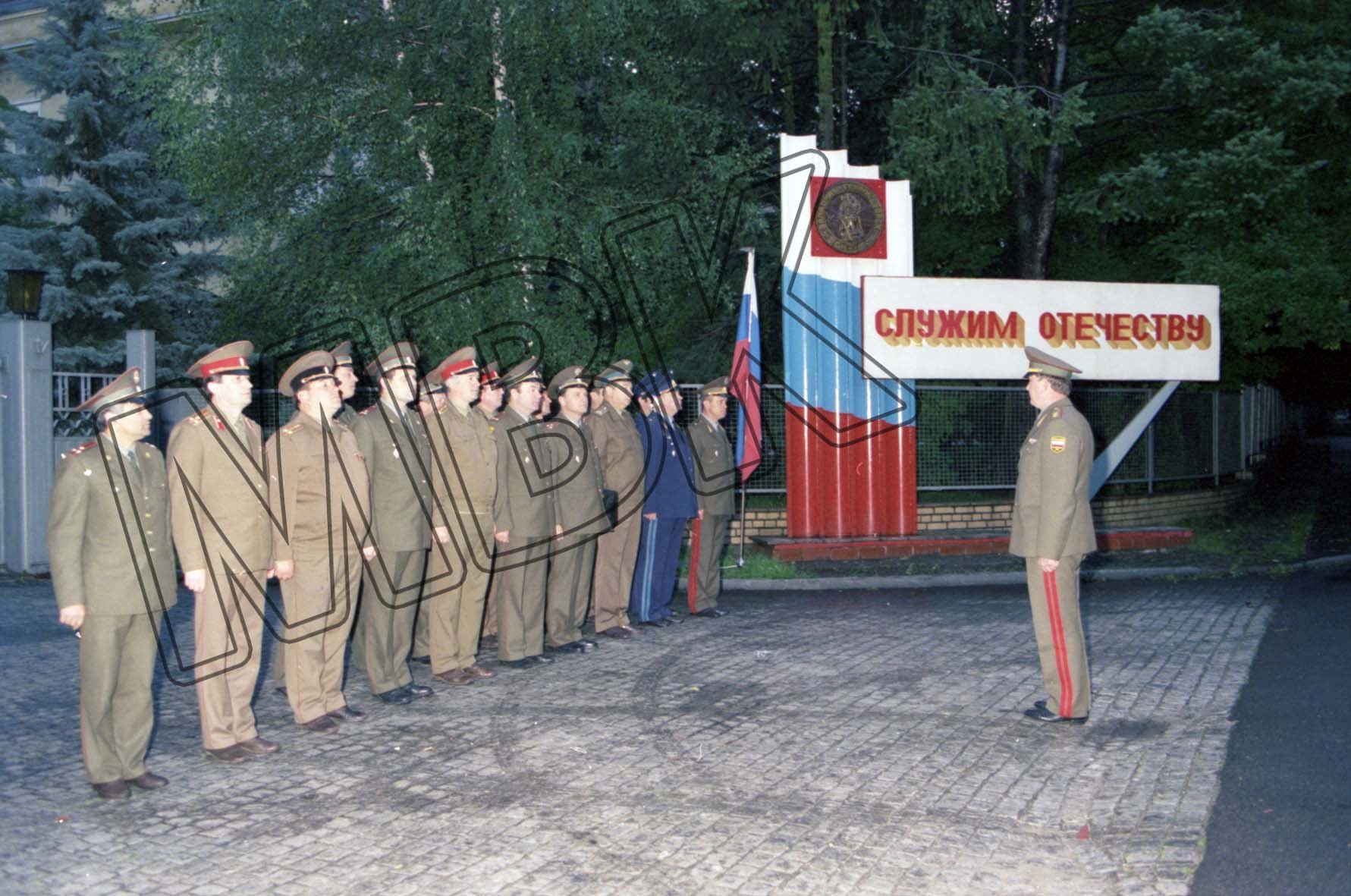 Fotografie: Aufstellung der letzten Offiziere der WGT vor dem Hauptquartier, Wünsdorf, 9. September 1994 (Museum Berlin-Karlshorst RR-P)