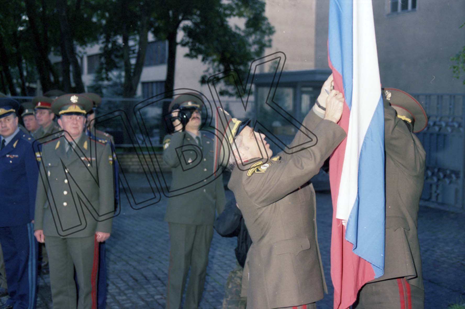 Fotografie: Stabschef Terentjew nimmt die russische Fahne vom Fahnenmast vor dem Hauptquartier der WGT, Wünsdorf, 9. September 1994 (Museum Berlin-Karlshorst RR-P)