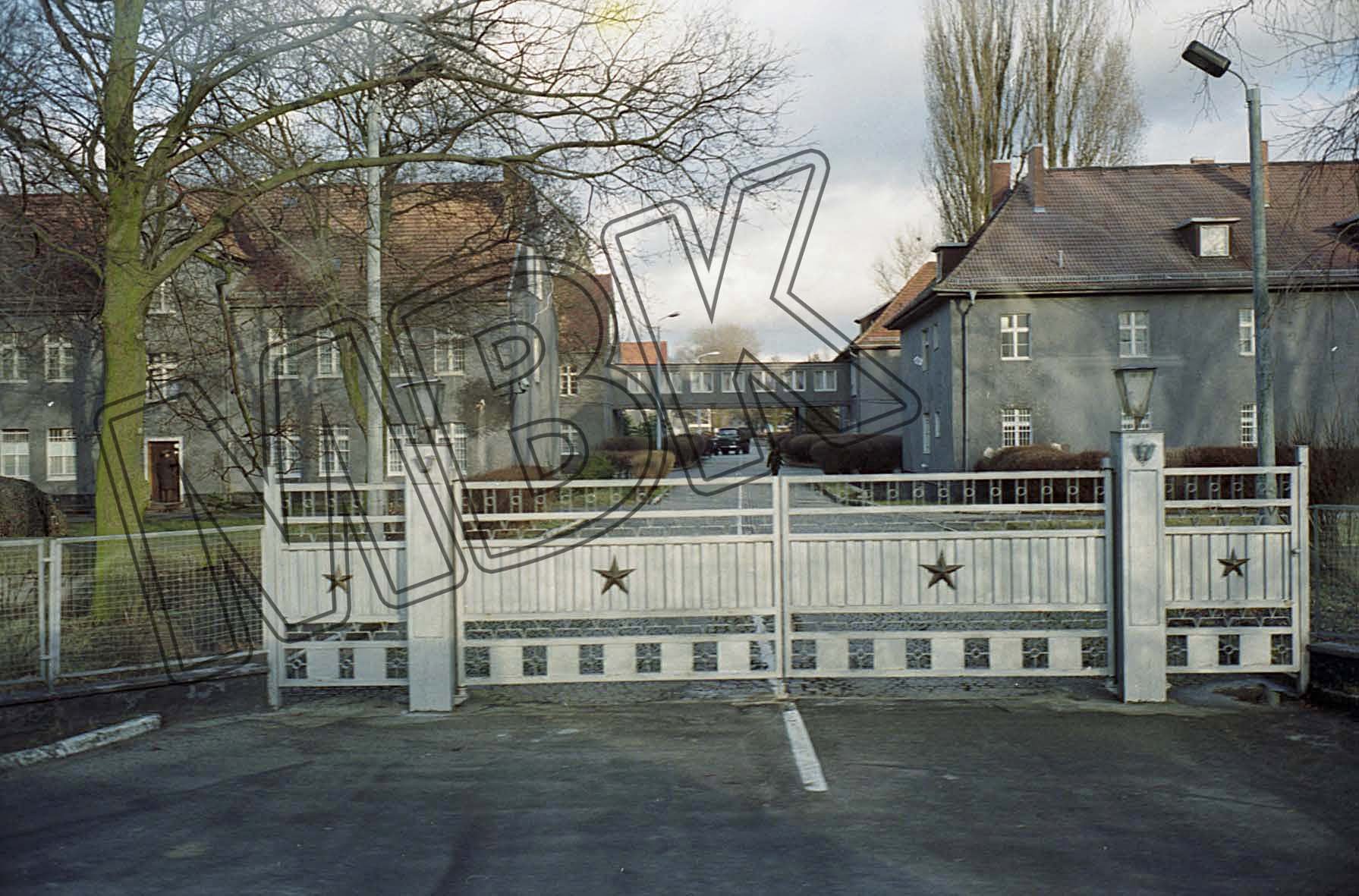 Fotografie: Tor mit Zufahrt zum Stabsgebäude, Wünsdorf, 1994 (Museum Berlin-Karlshorst RR-P)