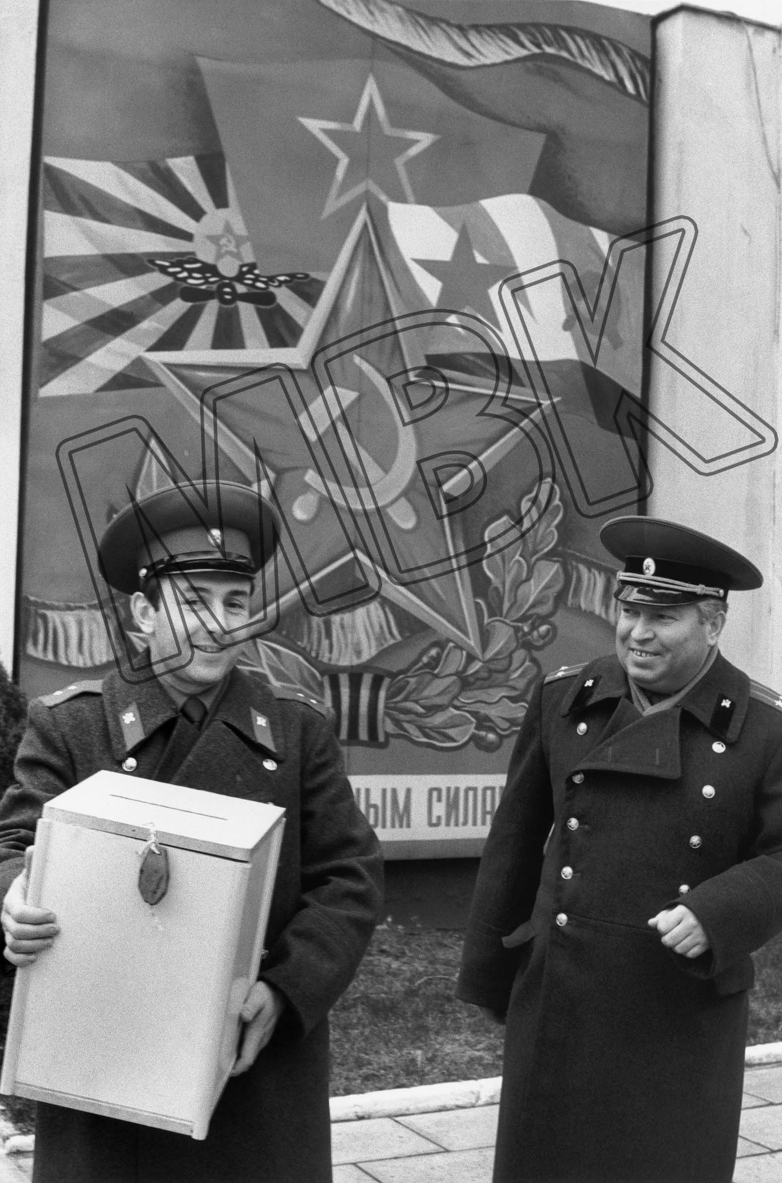 Fotografie: Offiziere tragen Wahlurnen, Garnison Potsdam, 4. März 1990 (Museum Berlin-Karlshorst RR-P)