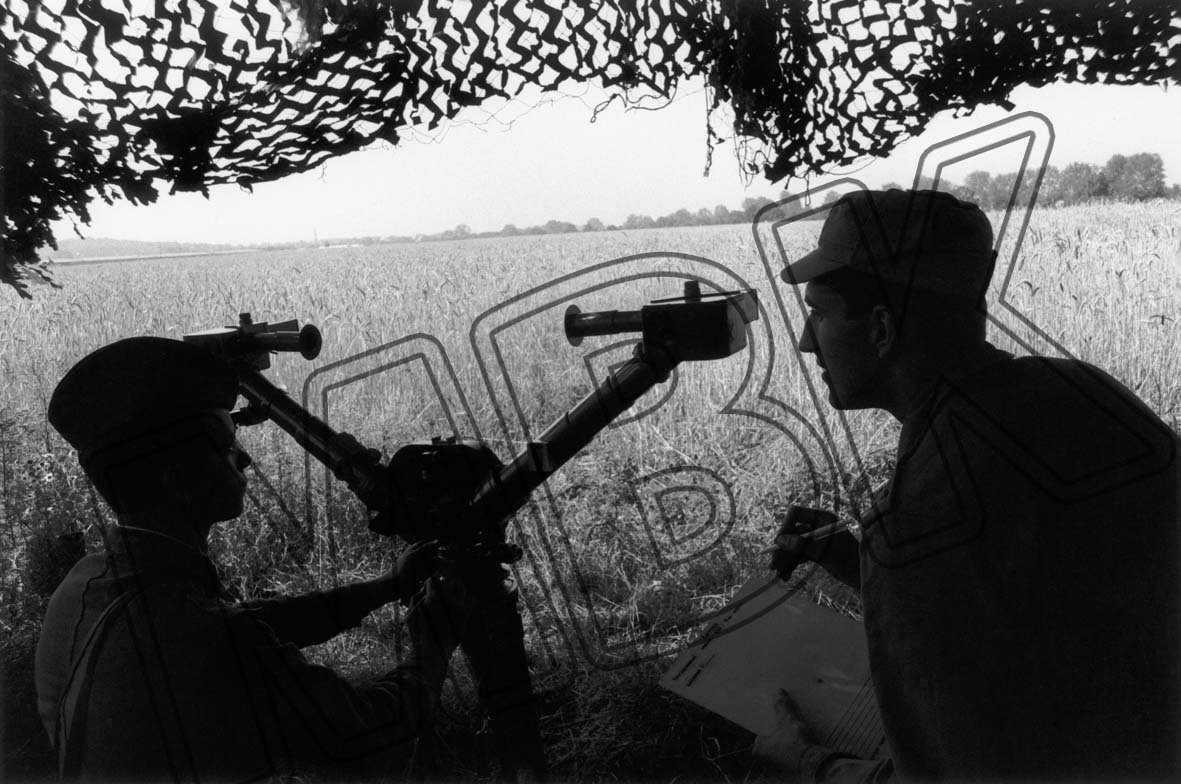 Fotografie: Artilleristen in einem Gefechtsstand, Ort unbekannt, Juli 199 (Museum Berlin-Karlshorst RR-P)