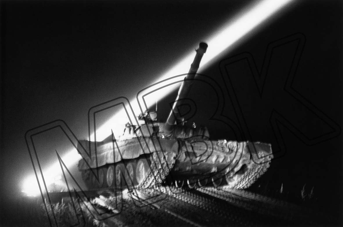 Fotografie: Ein sowjetischer Kampfpanzer während einer Gefechtsübung in der Nacht, 6. Juni 1991 (Museum Berlin-Karlshorst RR-P)