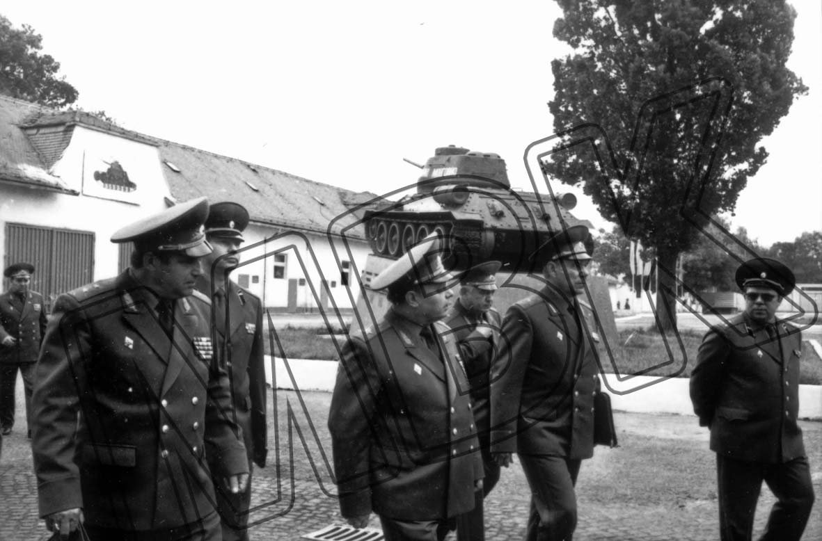 Fotografie: Sowjetische Offiziere und der Oberkommandierende der WGT Armeegeneral Boris W. Snetkow, Königsbrück, Juni 1990 (Museum Berlin-Karlshorst RR-P)
