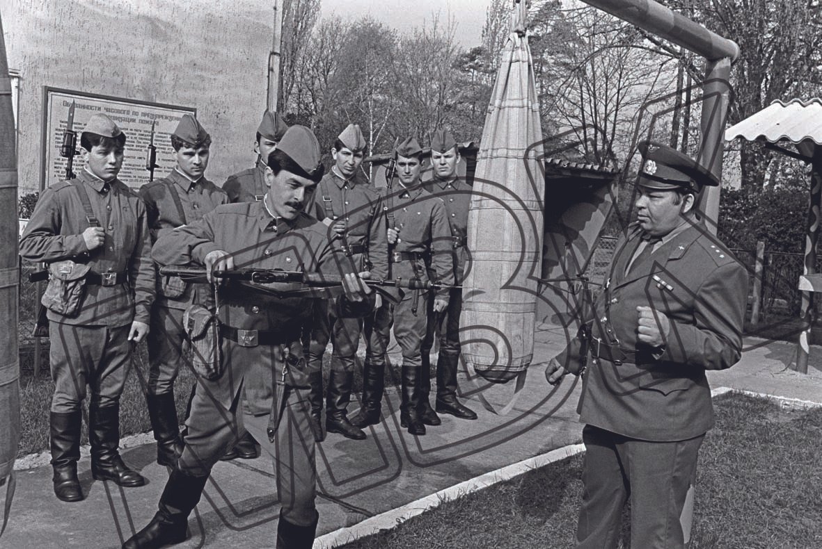 Fotografie: Soldaten bei der Bajonettausbildung, Ort unbekannt (DDR), April 1990 (Museum Berlin-Karlshorst RR-P)