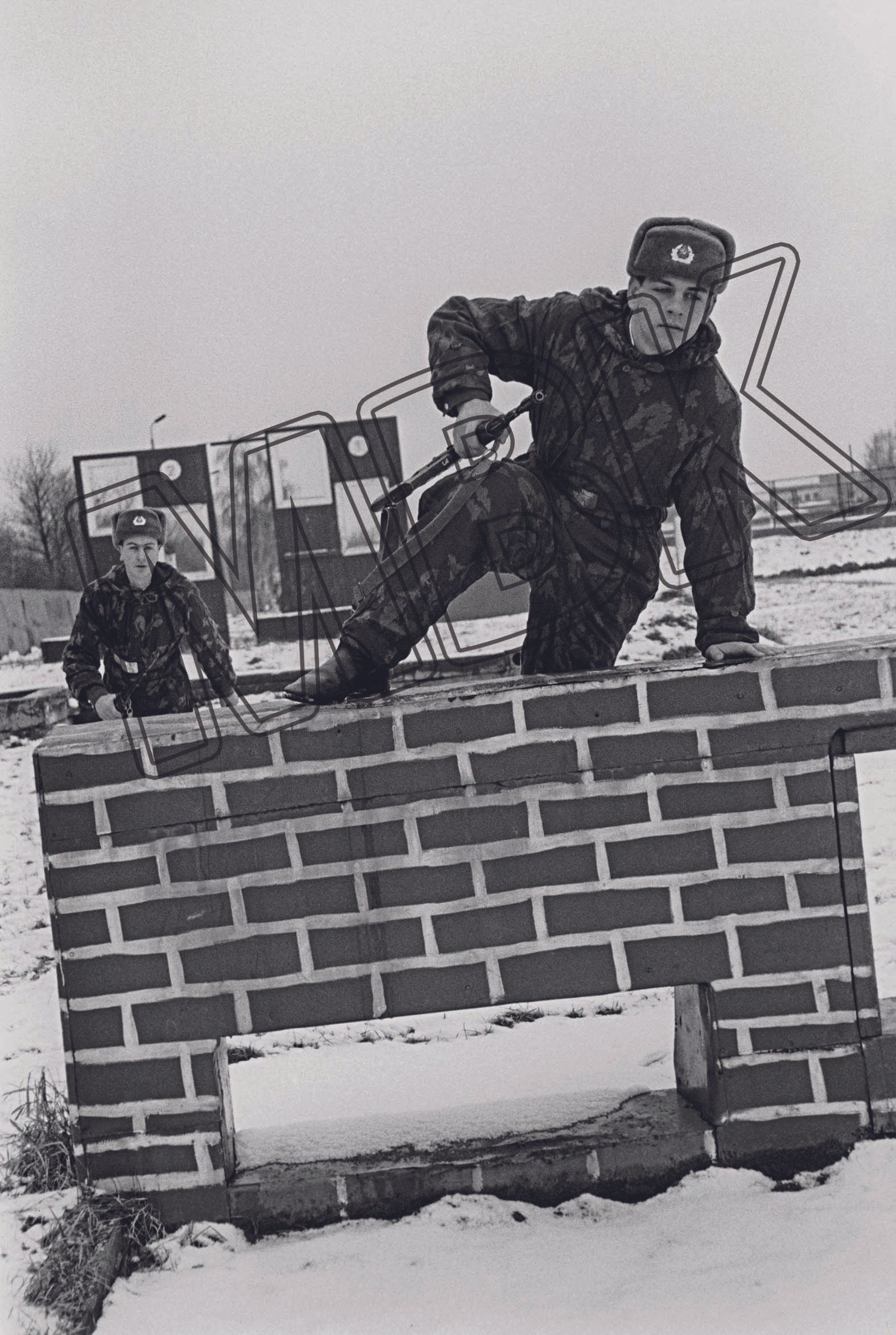 Fotografie: Rekrut der Berlin-Brigade absolviert eine Hindernisstrecke, Februar 1994 (Museum Berlin-Karlshorst RR-P)