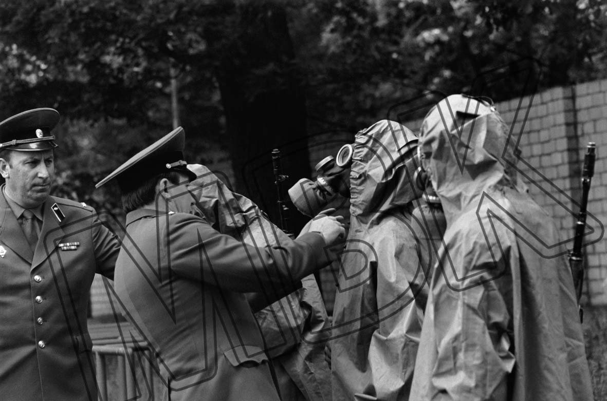 Fotografie: Übung einer Fernmeldeeinheit mit Schutzausrüstung gegen ABC-Waffen, DDR, 1990 (Museum Berlin-Karlshorst RR-P)