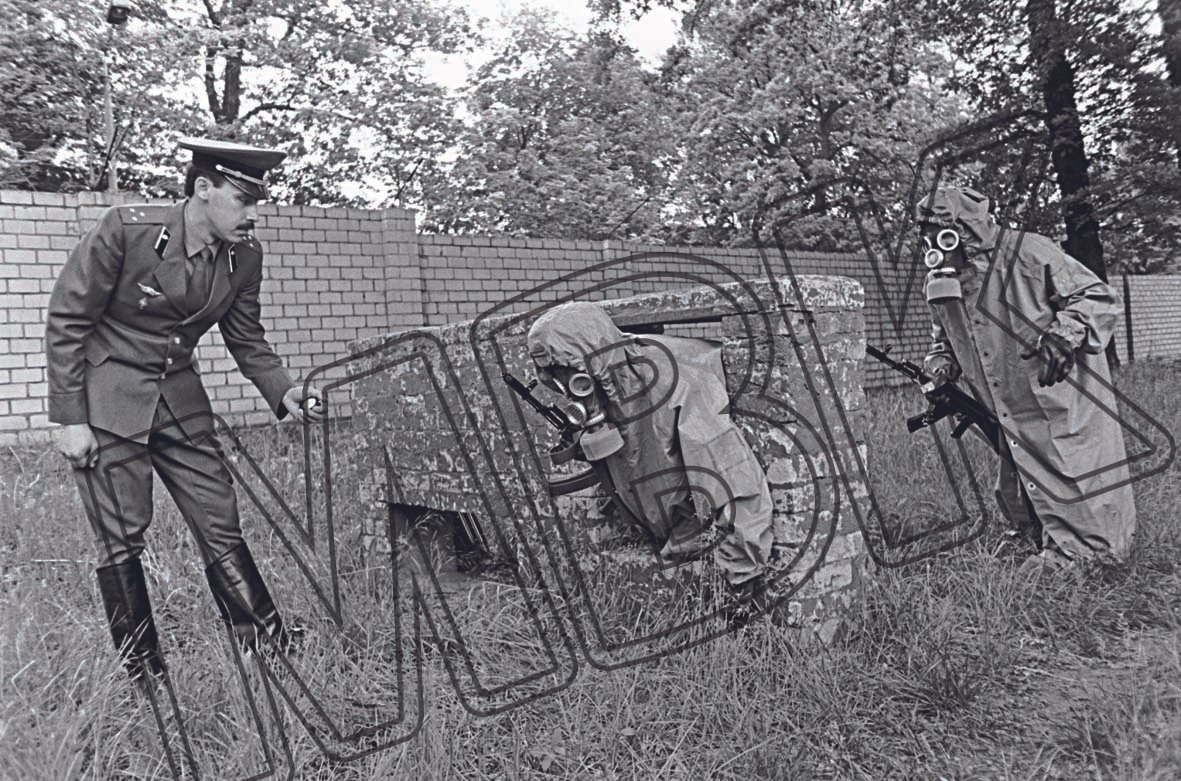 Fotografie: Übung einer Fernmeldeeinheit mit Schutzausrüstung gegen ABC-Waffen, DDR, Mai 1990 (Museum Berlin-Karlshorst RR-P)