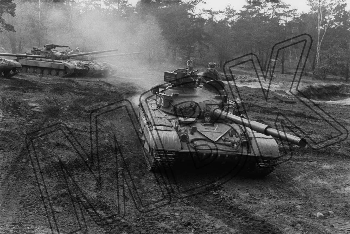 Fotografie: Sowjetische Panzereinheit während einer Gefechtsübung, vermutlich bei Magdeburg, Mai 1990 (Museum Berlin-Karlshorst RR-P)