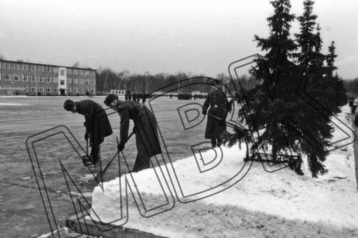 Fotografie: Angehörige der Berlin-Brigade beim Schneeräumen, Februar 1994 (Museum Berlin-Karlshorst RR-P)