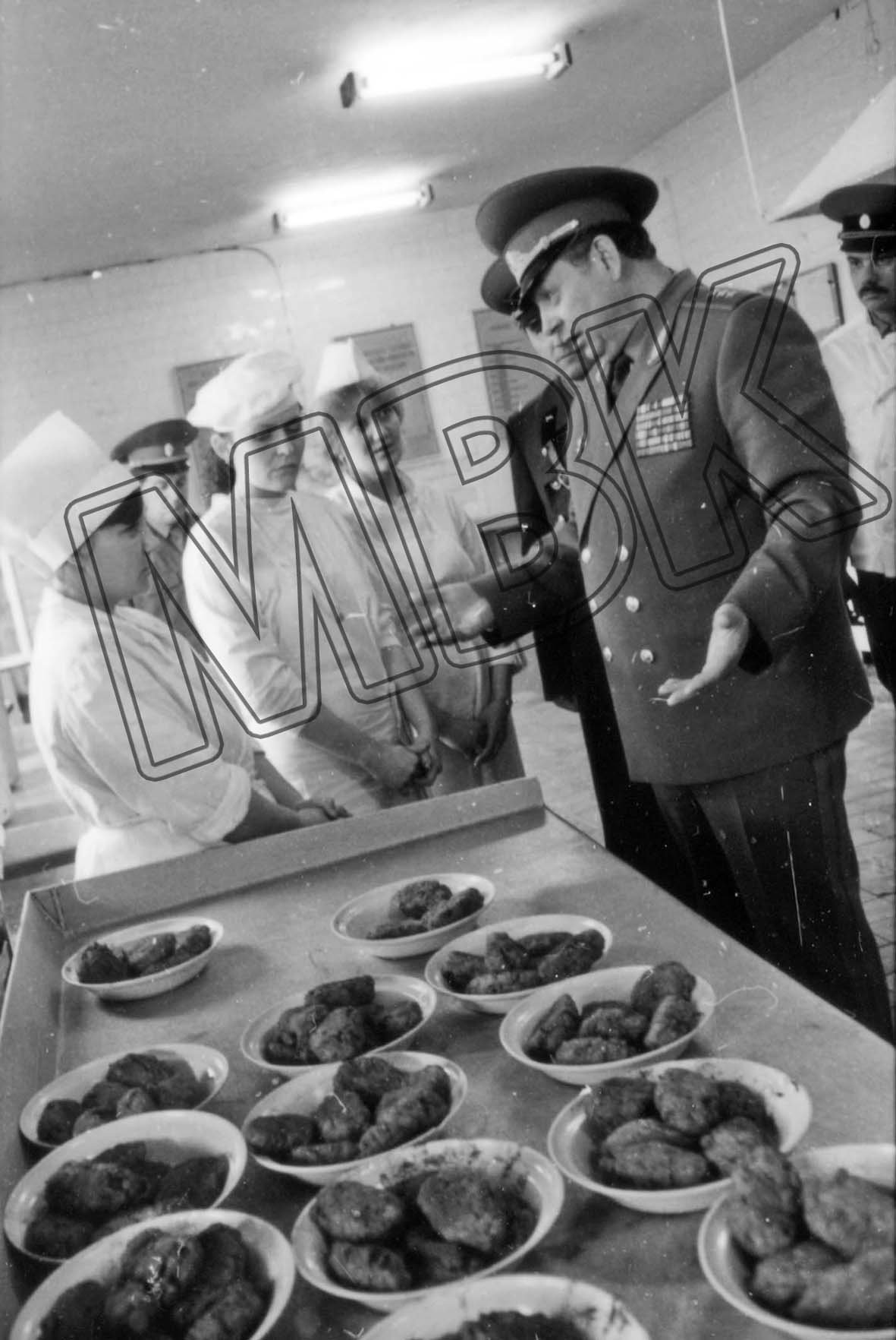 Fotografie: Der Oberkommandierende Generaloberst Matwej Burlakow inspiziert eine Küche in einer Kaserne, Wismar, 21. Februar 1992 (Museum Berlin-Karlshorst RR-P)