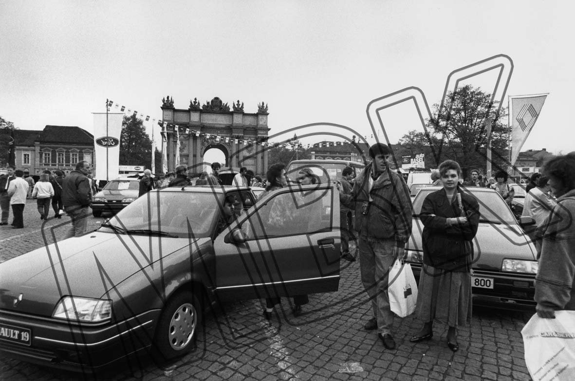 Fotografie: Privater Automarkt in Potsdam, 12. Mai 1991 (Museum Berlin-Karlshorst RR-P)