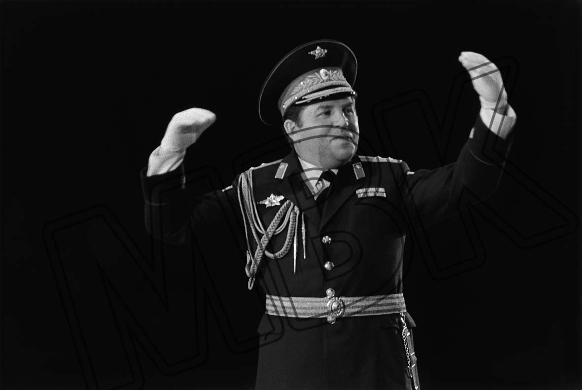 Fotografie: Oberst Afanasjew, Dirigent des Stabsorchester der Westgruppe der Truppen (WGT), Neumünster, November 1990 (Museum Berlin-Karlshorst RR-P)
