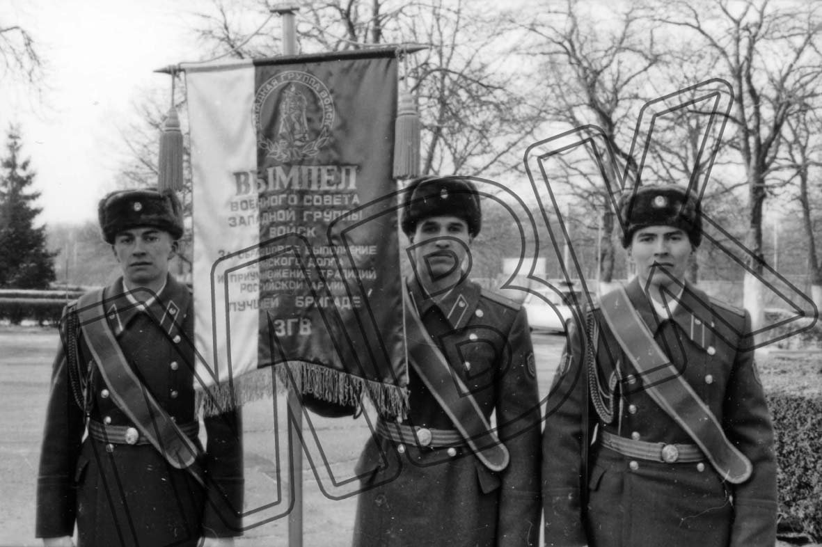 Fotografie: Fahnenappell während der Vereidigungszeremonie bei der Berlin-Brigade in der Kaserne an der Treskowallee, Berlin-Karlshorst, 2. Januar 199 (Museum Berlin-Karlshorst RR-P)