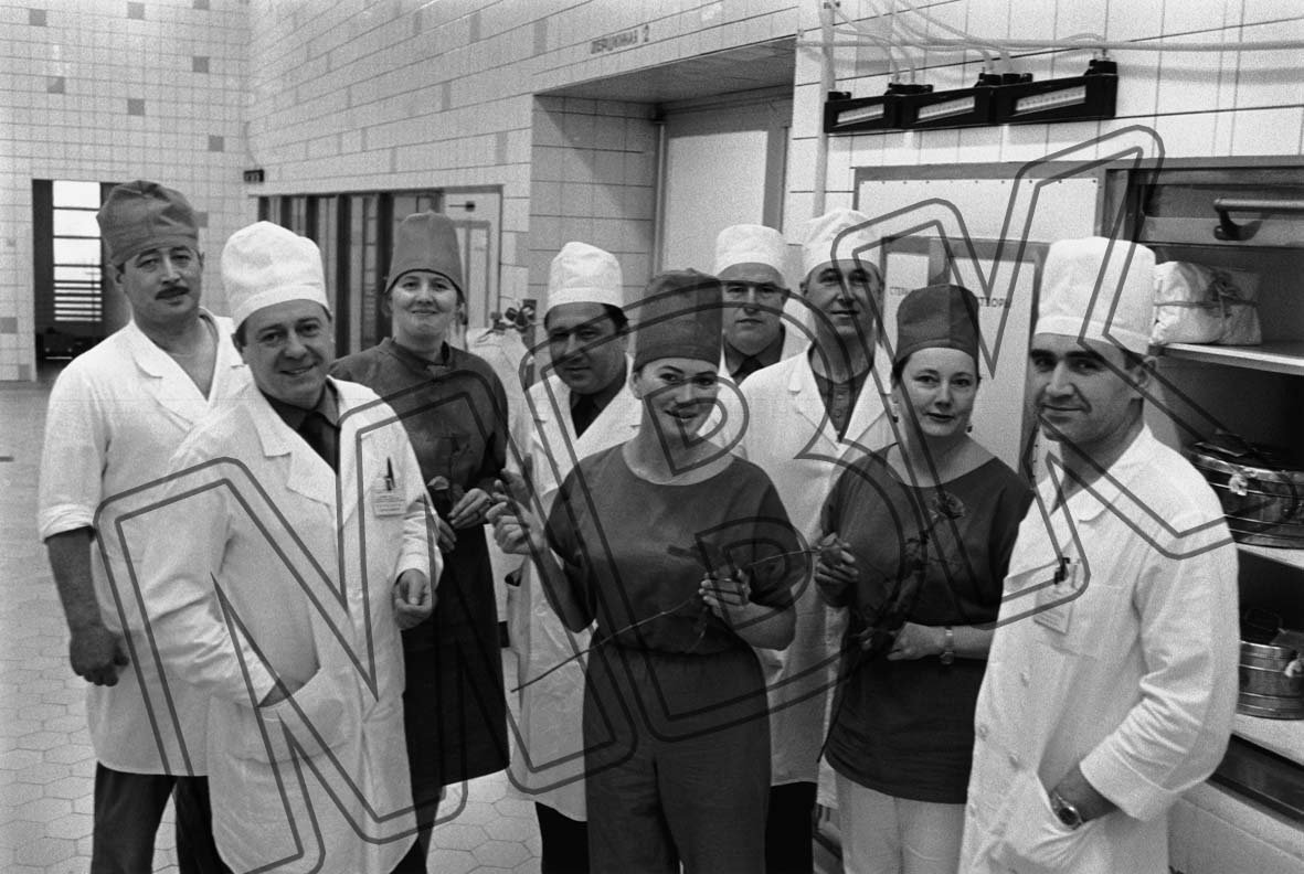 Fotografie: Gruppenfoto vom Krankenhauspersonal im zentralen Militärkrankenhaus der WGT in Beelitz, Juni 1994 (Museum Berlin-Karlshorst RR-P)