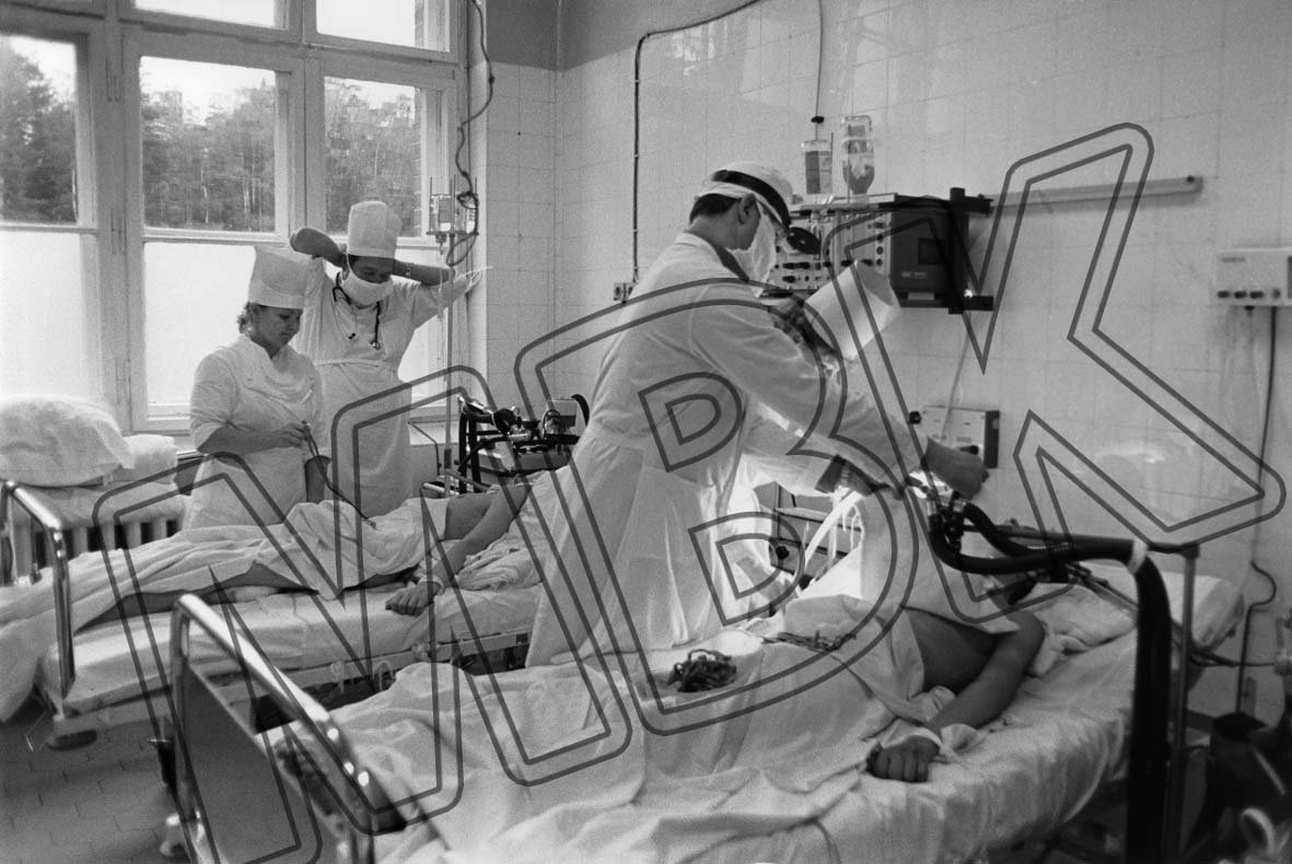 Fotografie: Patientenbetreuung im Zentralen Militärkrankenhaus der Westgruppe der Truppen, Beelitz, Oktober 1990 (Museum Berlin-Karlshorst RR-P)