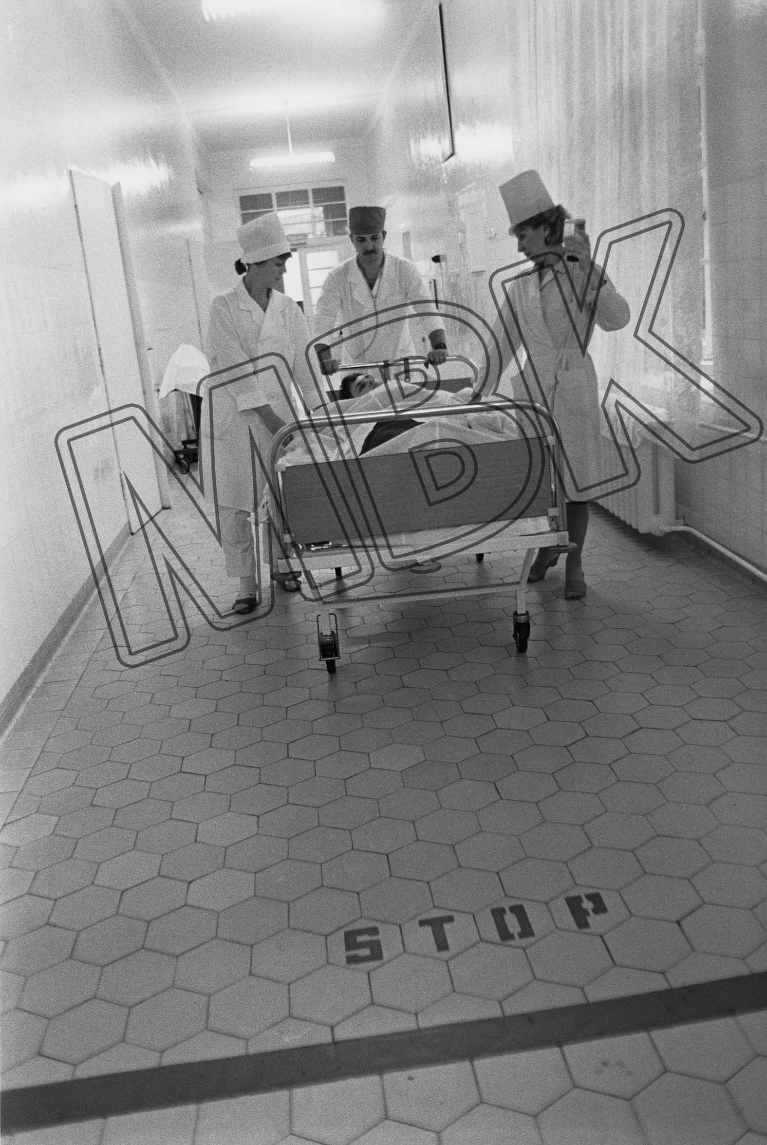 Fotografie: Patiententransport im Krankenhaus, Beelitz, Oktober 1990 (Museum Berlin-Karlshorst RR-P)