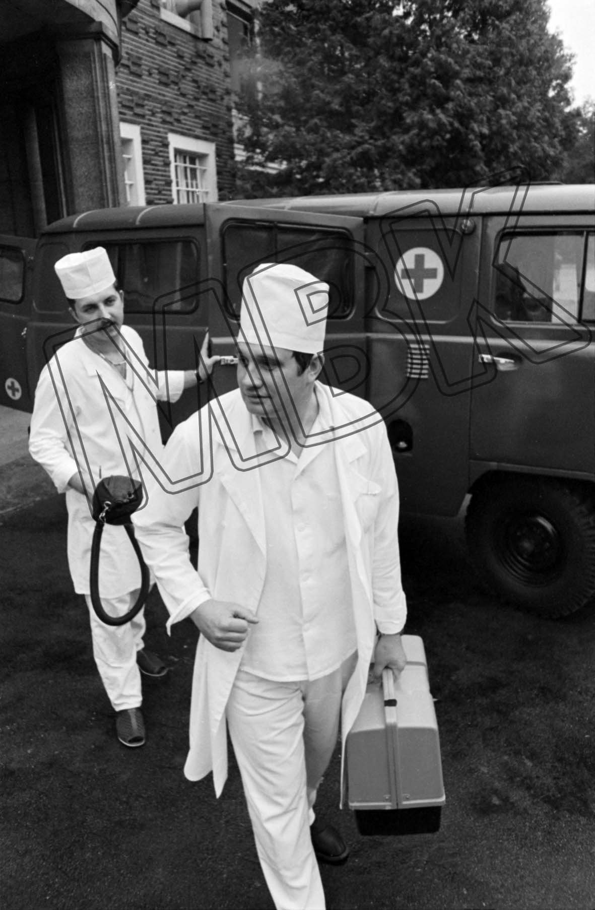 Fotografie: Zwei Ärzte vor dem Zentralen Militärkrankenhaus der WGT, Beelitz, Oktober 1990 (Museum Berlin-Karlshorst RR-P)