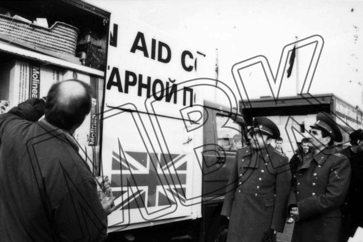 Fotografie: Humanitarian Aid Convoy der britischen Streitkräfte, Berlin-Spandau, 2. Dezember 1992 (Museum Berlin-Karlshorst RR-P)