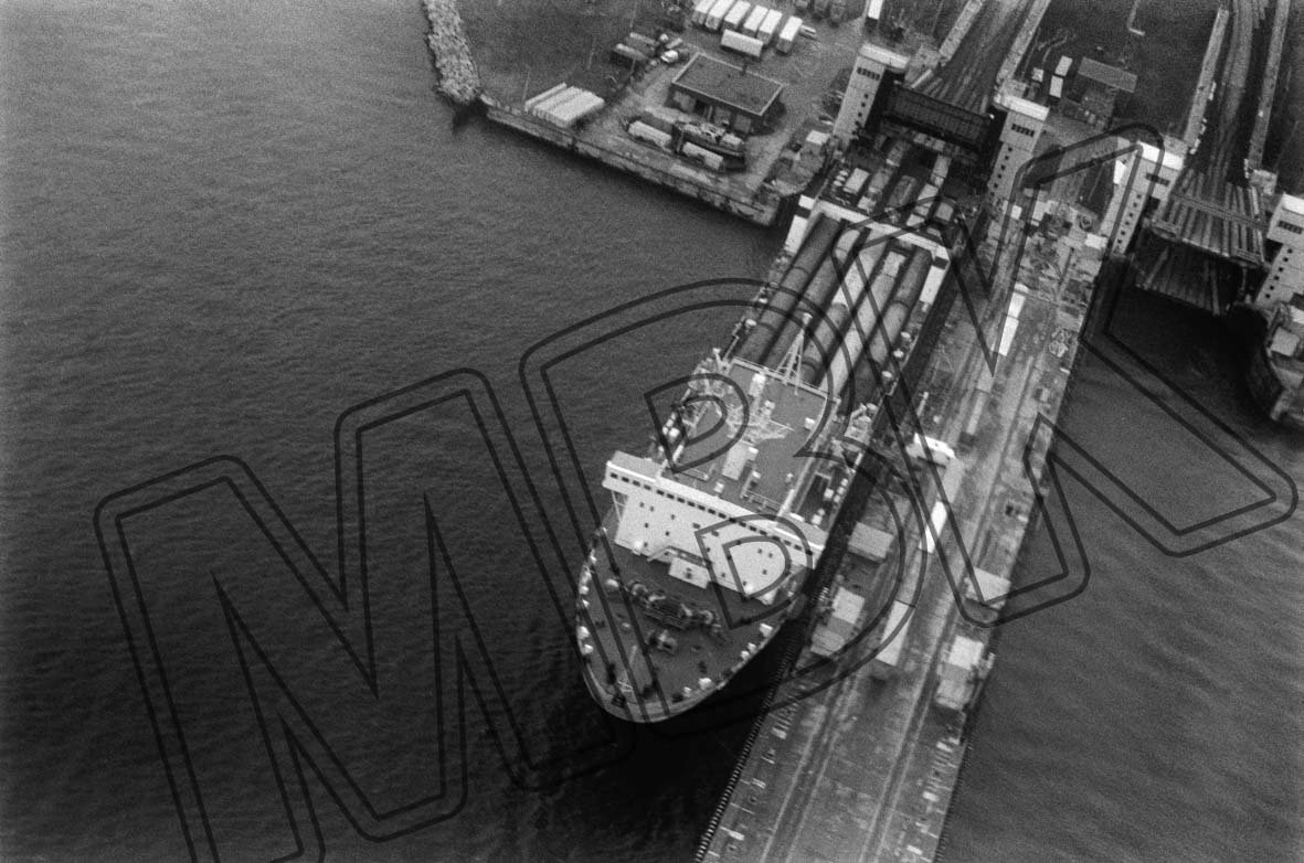 Fotografie: Luftaufnahme vom Fährhafen Mukran, vermutlich 1993 (Museum Berlin-Karlshorst RR-P)