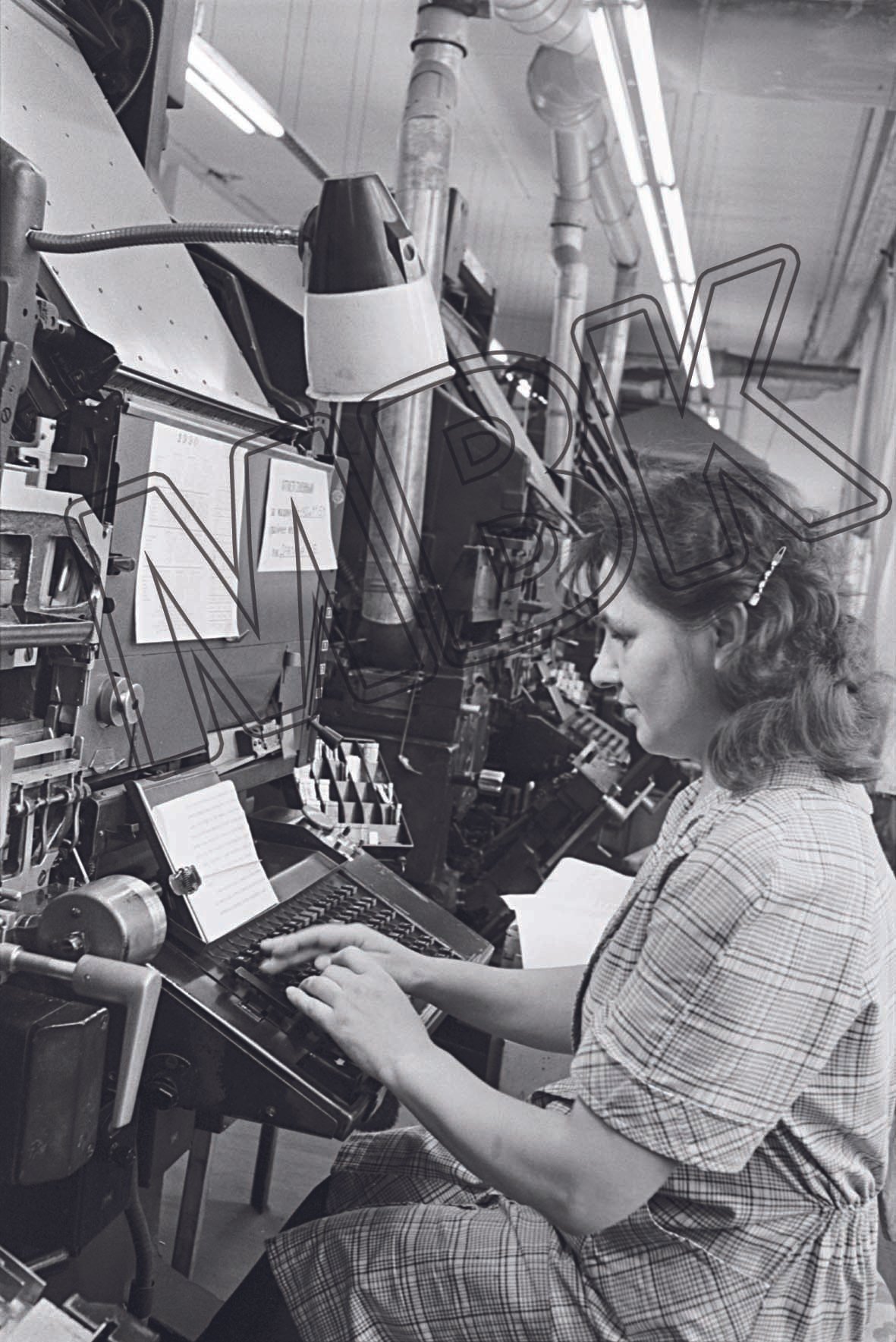 Fotografie: Zivilangestellte in einer Druckerei der WGT, vermutlich Wünsdorf, Juni 1990 (Museum Berlin-Karlshorst RR-P)