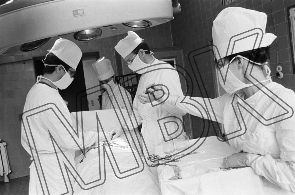 Fotografie: Operation im Krankenhaus der WGT in Potsdam, September 1990 (Museum Berlin-Karlshorst RR-P)