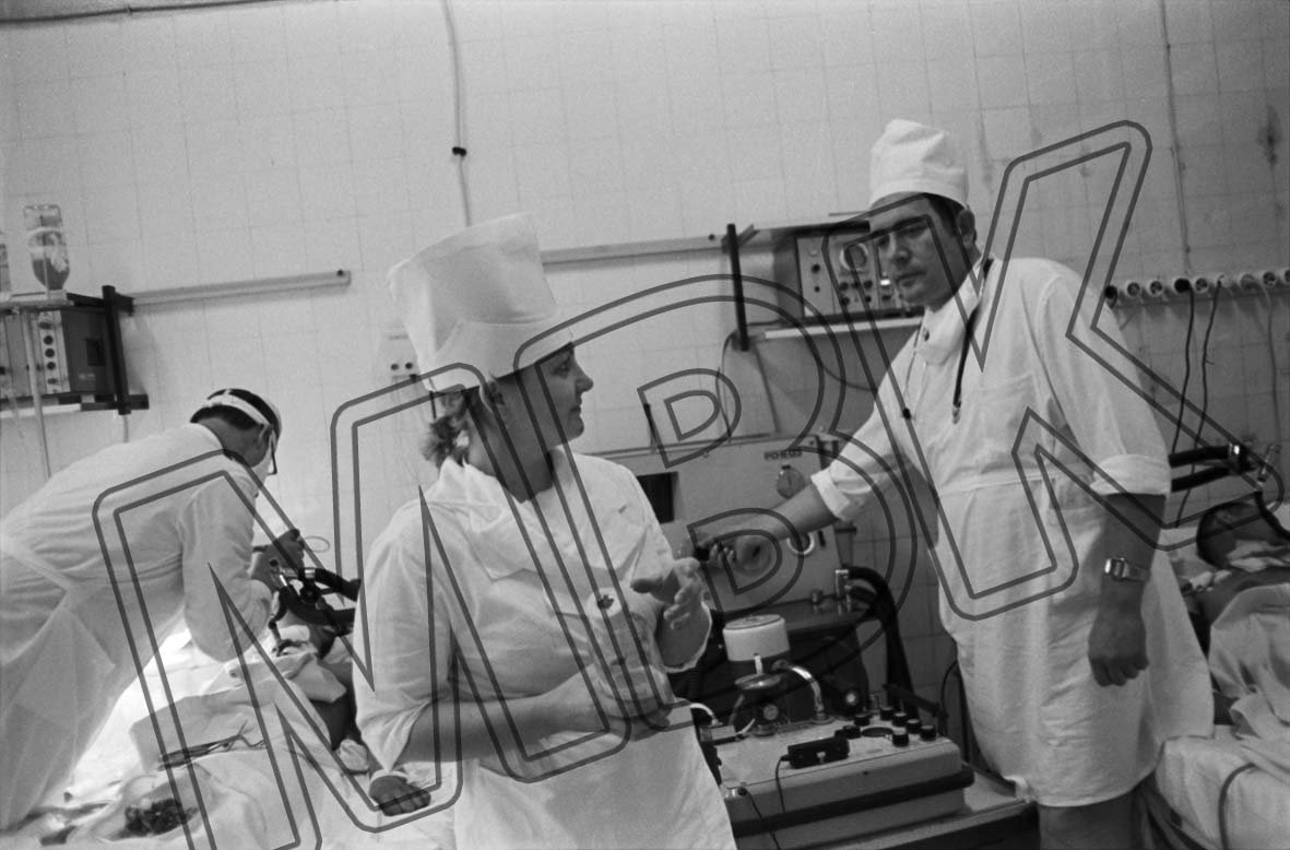 Fotografie: Medizinische Behandlung eines Patienten im zentralen Militärkrankenhaus der WGT, Beelitz, Oktober 1990 (Museum Berlin-Karlshorst RR-P)