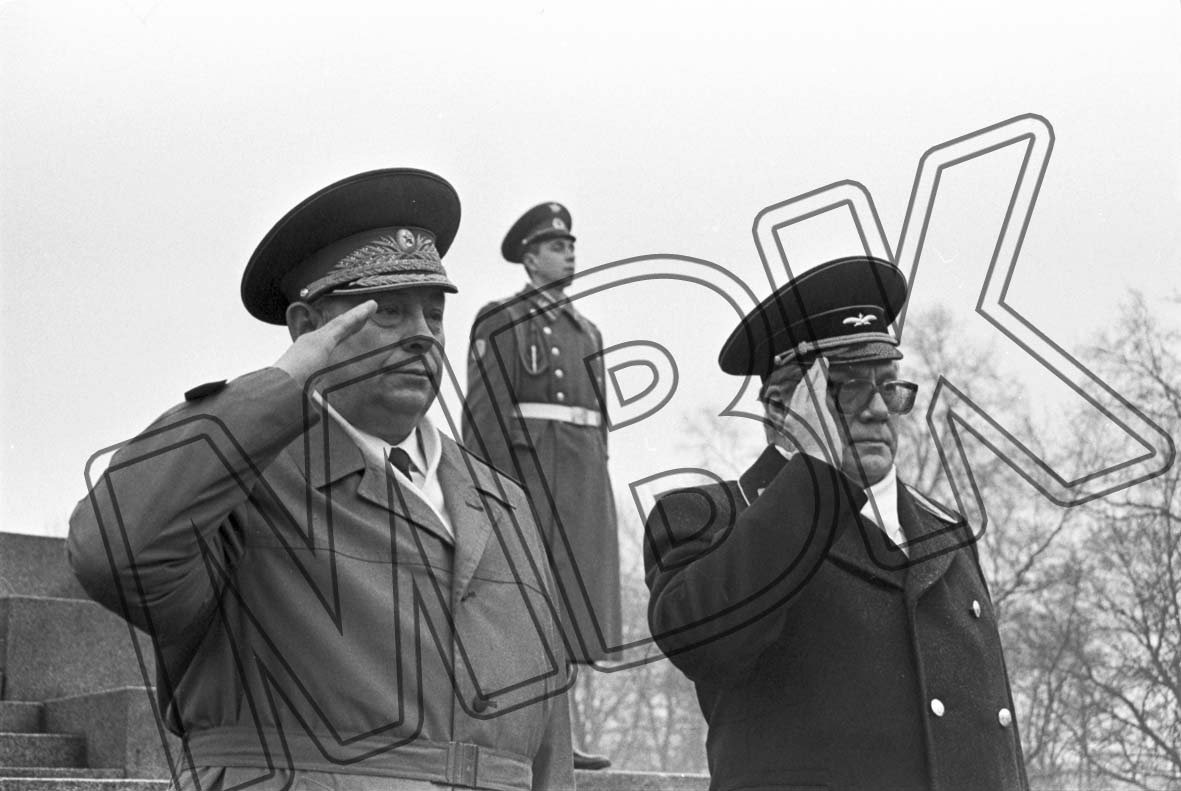 Fotografie: Der Oberkommandierende der WGT Generaloberst Matwej Burlakow am sowjetischer Ehrenmal, Treptower Park, Berlin, 23. Februar 1992 (Museum Berlin-Karlshorst RR-P)