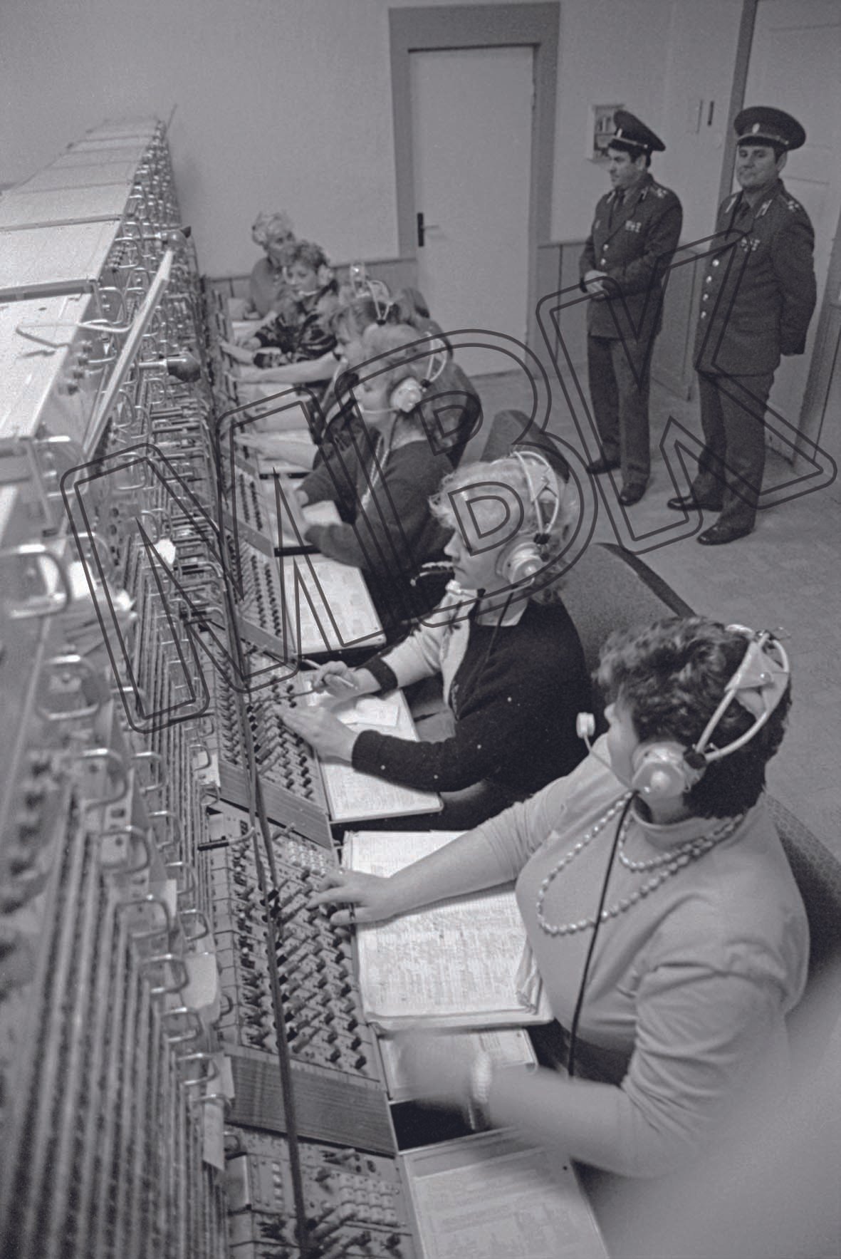 Fotografie: Telefonistinnen der Verbindungs-/Nachrichtentruppen der WGT, vermutlich Wünsdorf, Oktober 1992 (Museum Berlin-Karlshorst RR-P)