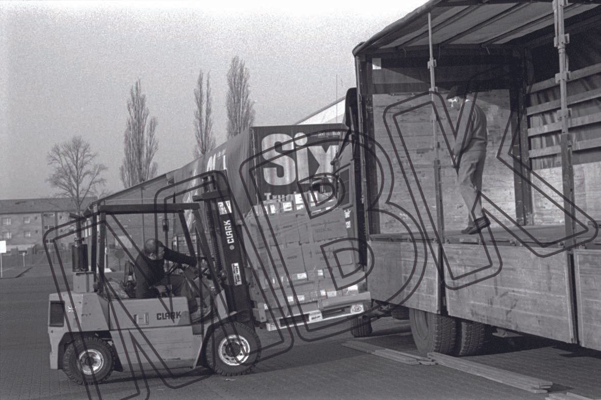 Fotografie: Humanitarian Aid Convoy der britischen Streitkräfte, Berlin, 2. Dezember 1992 (Museum Berlin-Karlshorst RR-P)