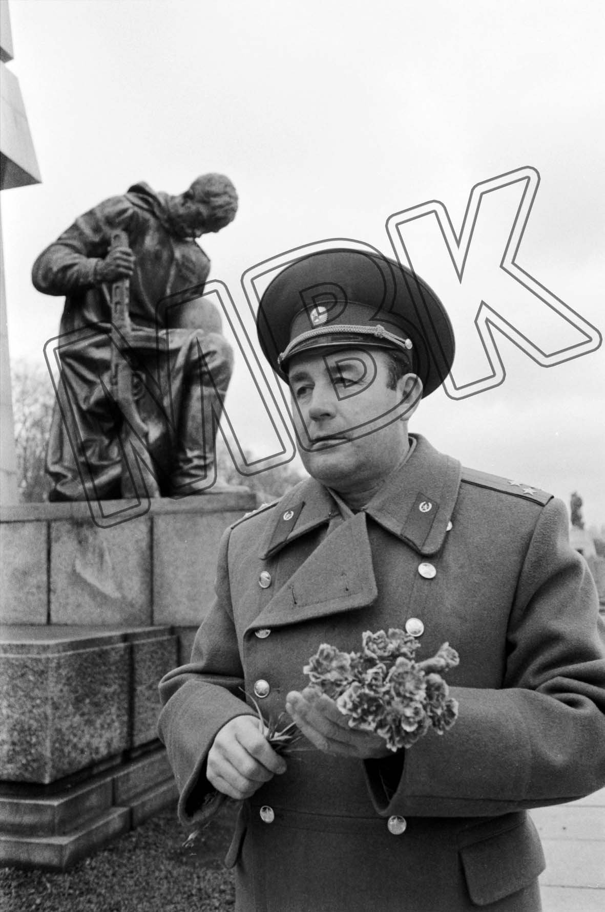 Fotografie: Generalmajor Jurij P. Makarow, Kommandeur der Berlin-Brigade, im Treptower Park, Berlin, Dezember 1992 (Museum Berlin-Karlshorst RR-P)