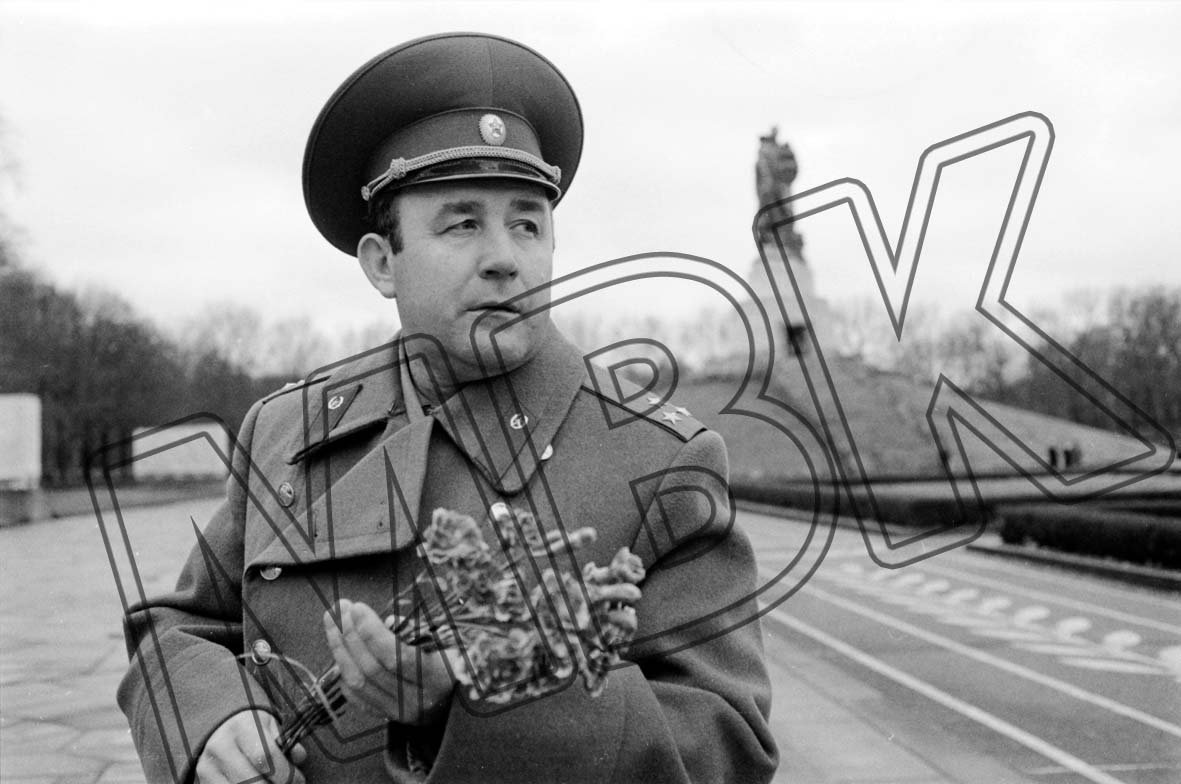 Fotografie: Generalmajor Jurij P. Makarow, Kommandeur der Berlin-Brigade, am sowjetischen Ehrenmal, Berlin-Treptow, Dezember 1992 (Museum Berlin-Karlshorst RR-P)