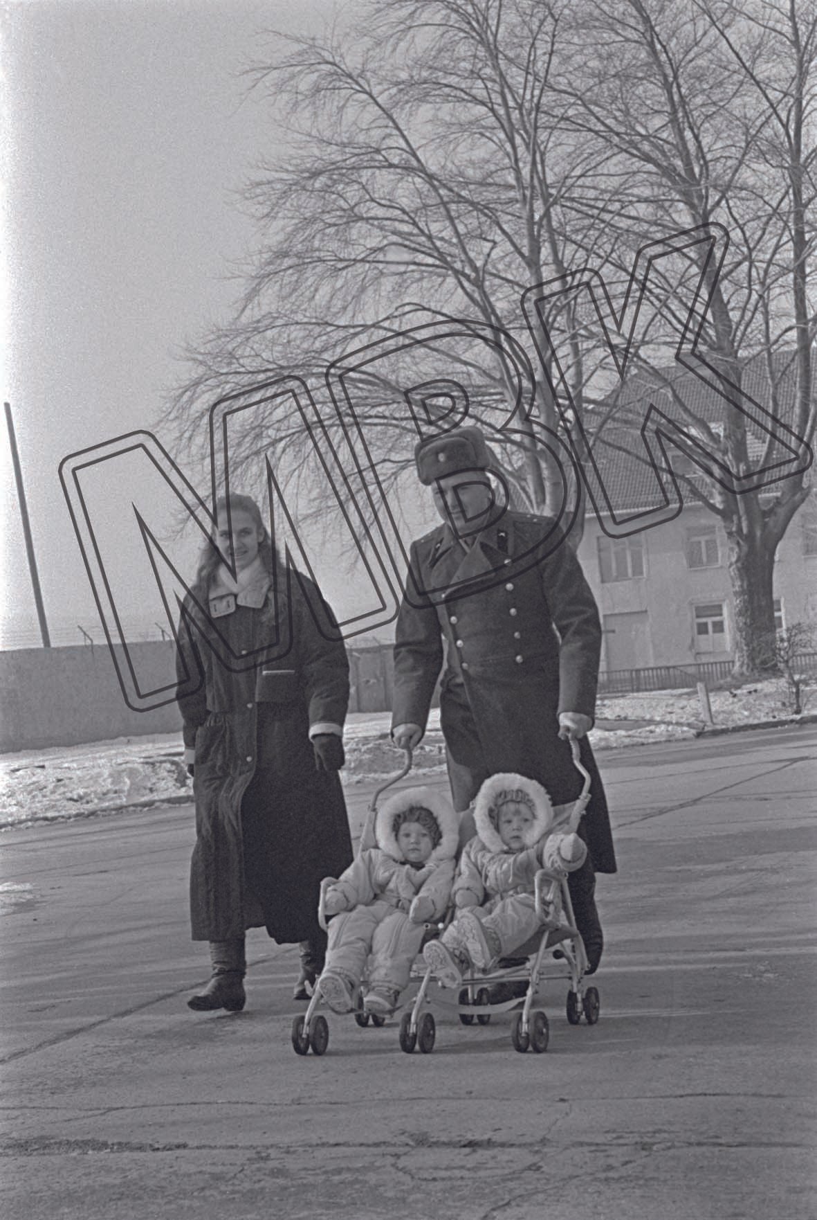 Fotografie: Russische Offiziersfamilie in Halberstadt, Februar 1993 (Museum Berlin-Karlshorst RR-P)