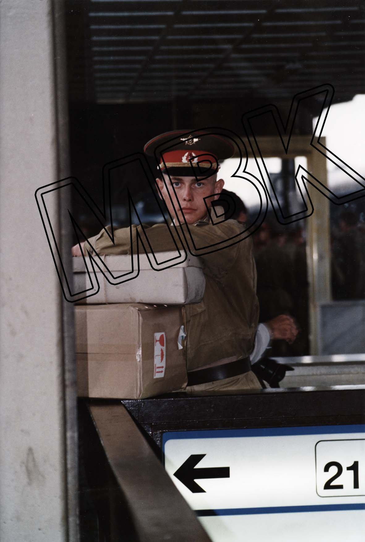 Fotografie: Soldat der Berlin-Brigade, Bahnhof Berlin-Lichtenberg, 1. September 1994 (Museum Berlin-Karlshorst RR-P)