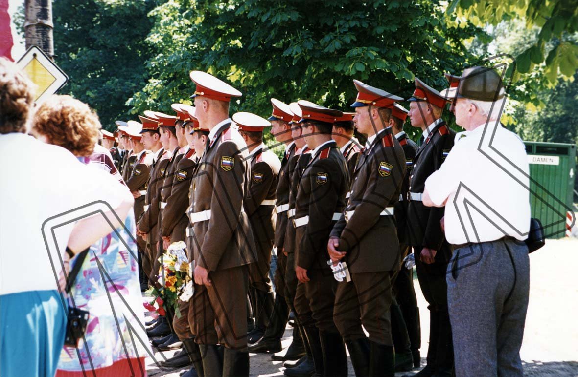 Fotografie: Soldaten der Ehrenformation der Berlin-Brigade am Rande der Parade in der Wuhlheide, Berlin, 25. Juni 1994 (Museum Berlin-Karlshorst RR-P)