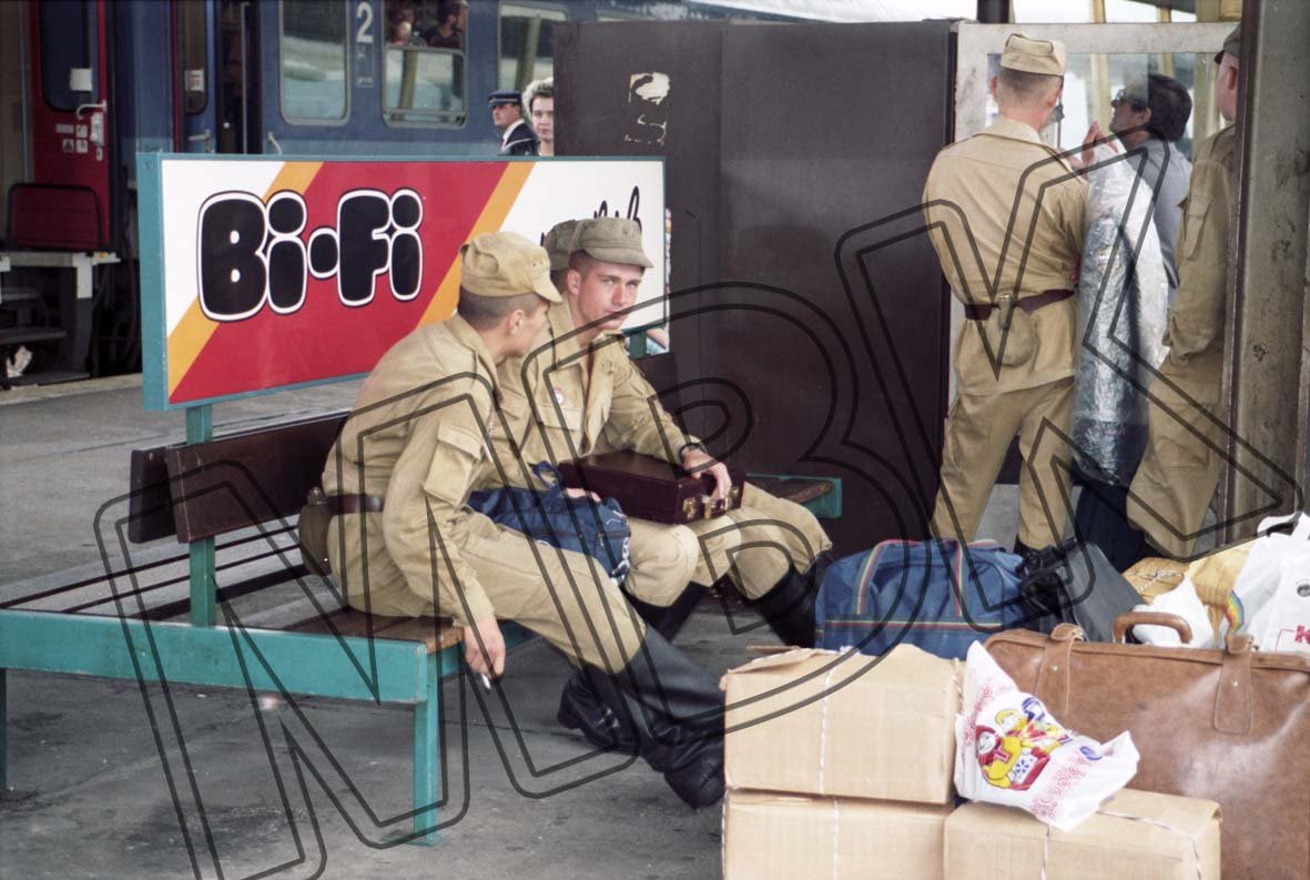 Fotografie: Soldaten der Berlin-Brigade, Bahnhof Berlin-Lichtenberg, 1. September 1994 (Museum Berlin-Karlshorst RR-P)