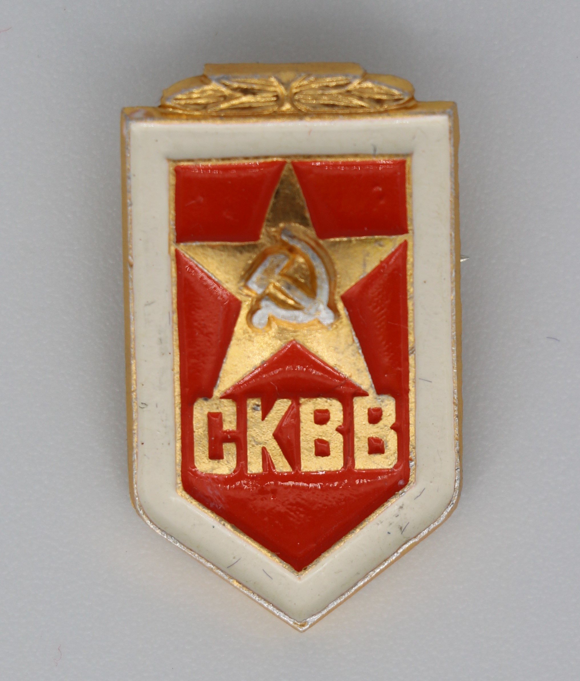 Abzeichen des Sowjetischen Komitees der Kriegsveteranen mit Unterlage (Museum Berlin-Karlshorst CC BY-NC-SA)