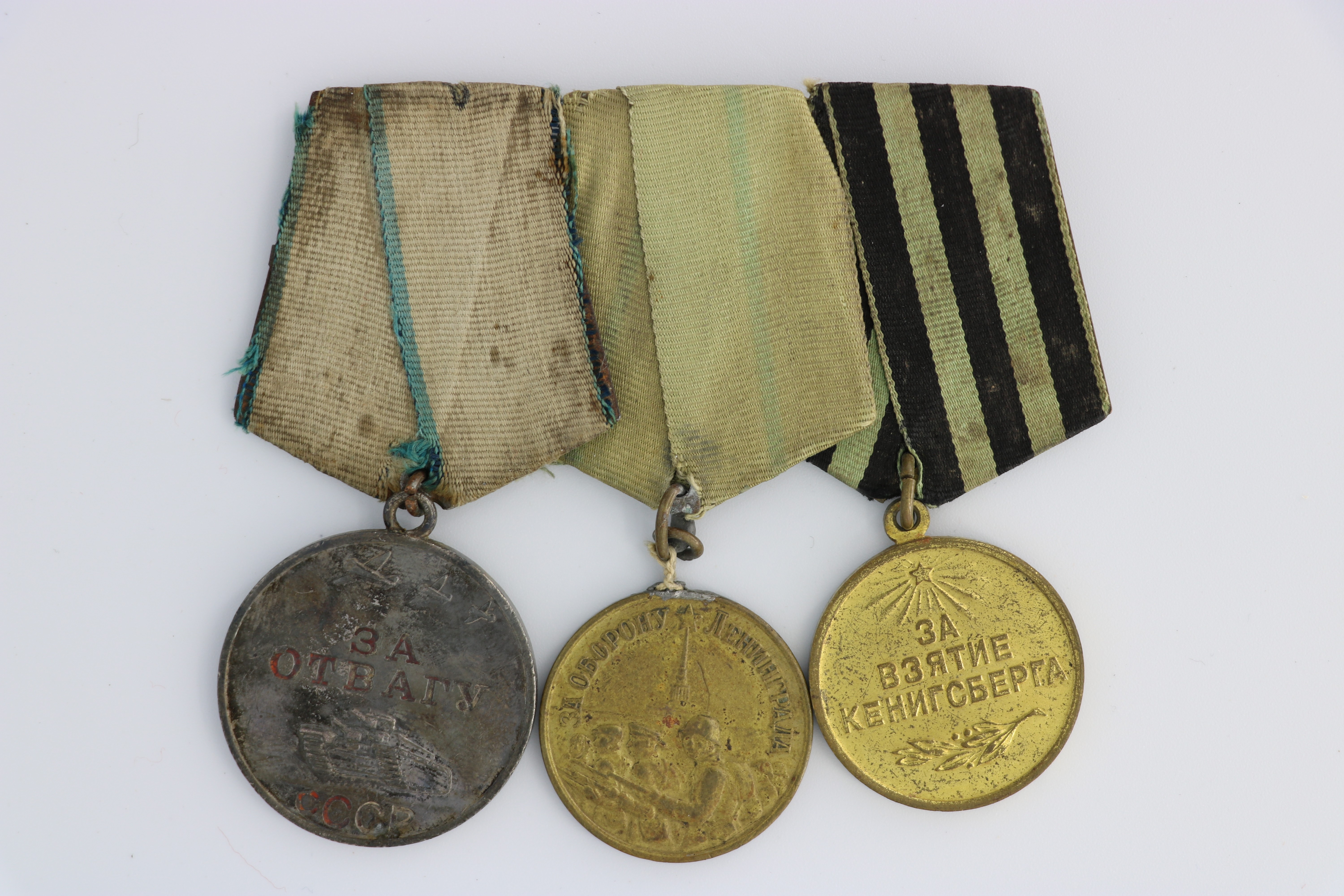 Auszeichnungsspange von K.K. Tuslukow, bestehend aus: 1. Medaille "Für Tapferkeit", 2. Medaille "Für die Verteidigung Leningrads", 3. Medaille "Fürdie (Museum Berlin-Karlshorst CC BY-NC-SA)