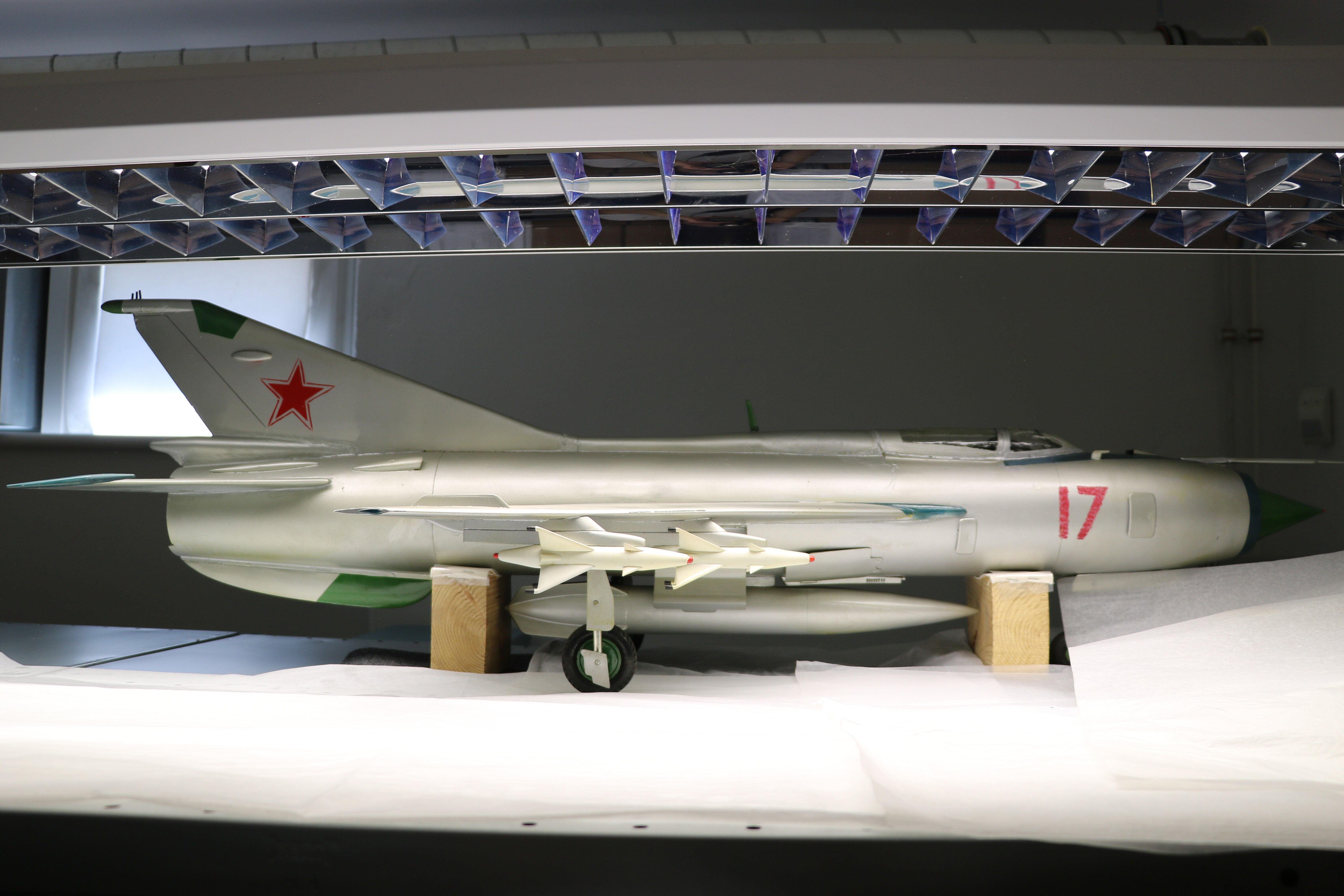 Modell des sowjetischen Jagdbombers MiG 21 (Deutsch-Russisches Museum Berlin-Karlshorst CC BY-NC-SA)