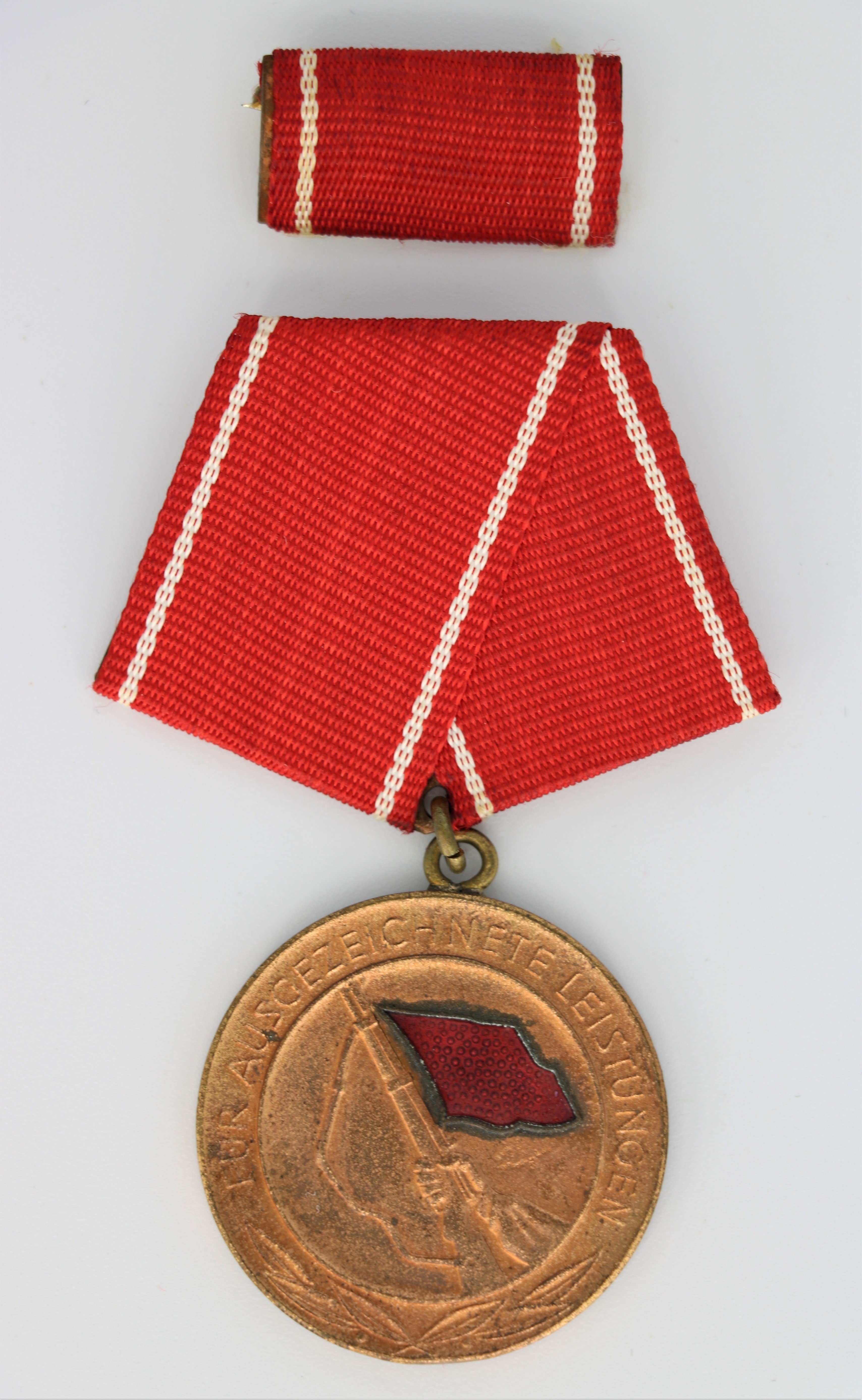 Medaille: "Für ausgezeichnete Leistungen in den Kampfgruppen der DDR" mit Interimsspange (Museum Berlin-Karlshorst CC BY-NC-SA)