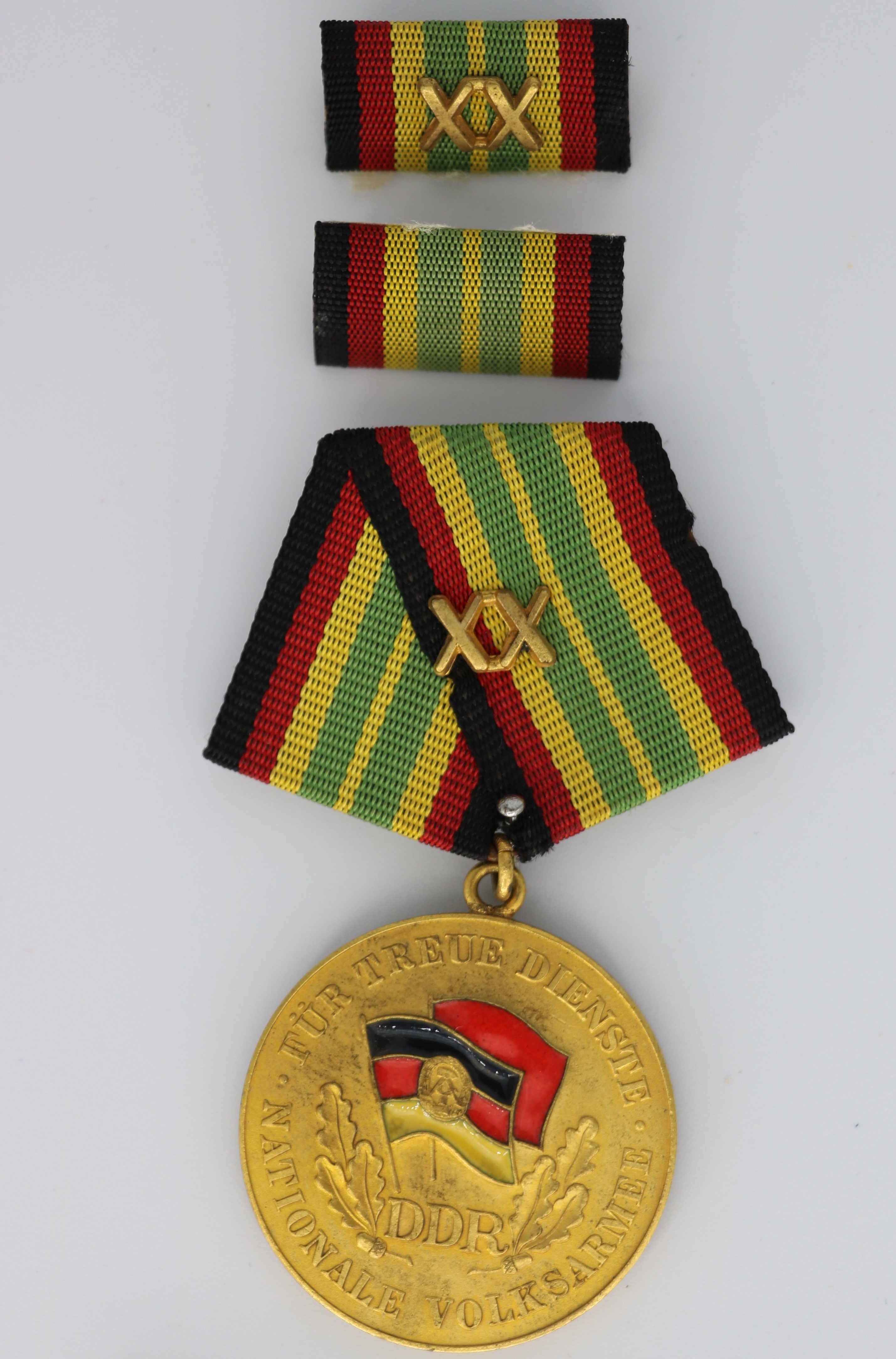 Medaille: "Für treue Dienste in der Nationalen Volksarmee" (20 Jahre) mit Interimsspange für 20 Jahre und Interimsspange für 5 Jahre (Museum Berlin-Karlshorst CC BY-NC-SA)