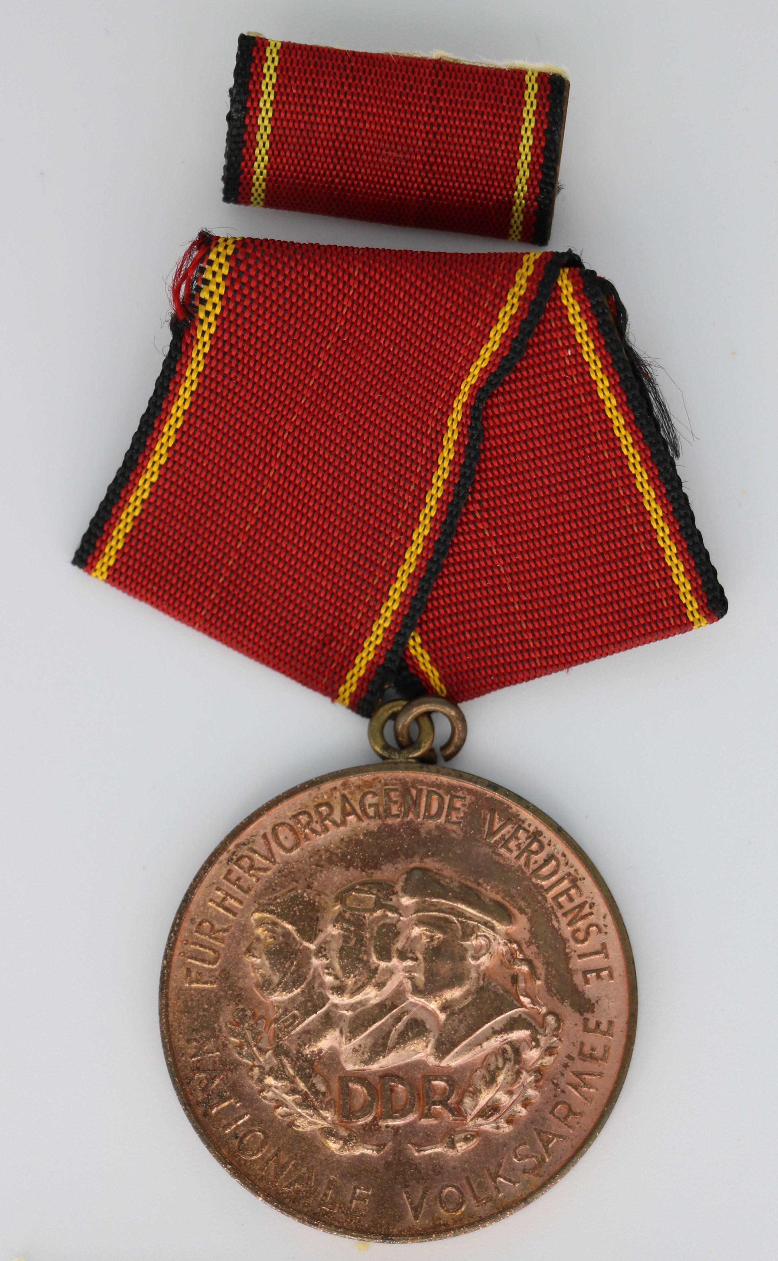 Verdienstmedaille der Nationalen Volksarmee (Bronze) mit Interimsspange (Museum Berlin-Karlshorst CC BY-NC-SA)