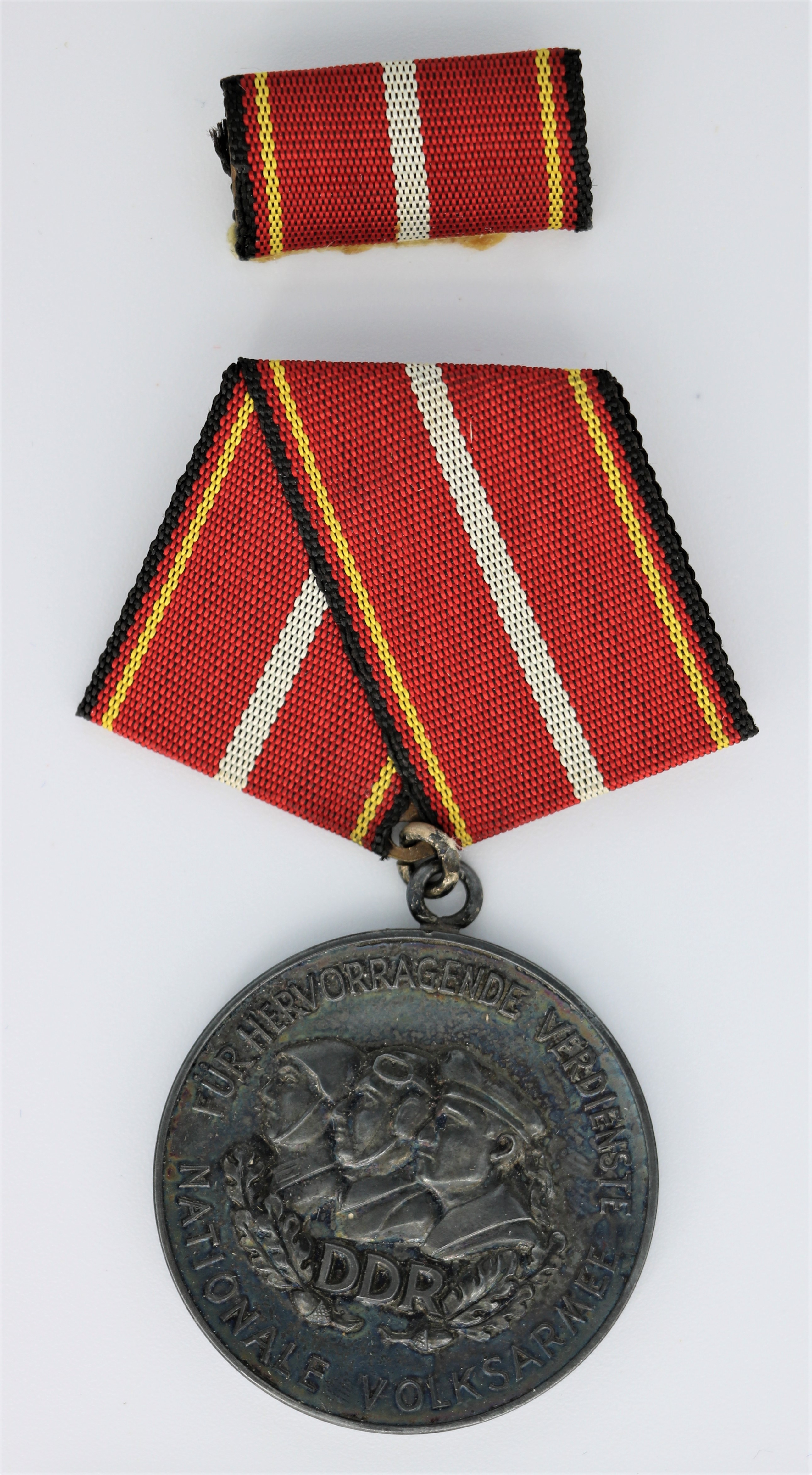Verdienstmedaille in der Nationalen Volksarmee" (Silber) mit Interimsspange (Museum Berlin-Karlshorst CC BY-NC-SA)