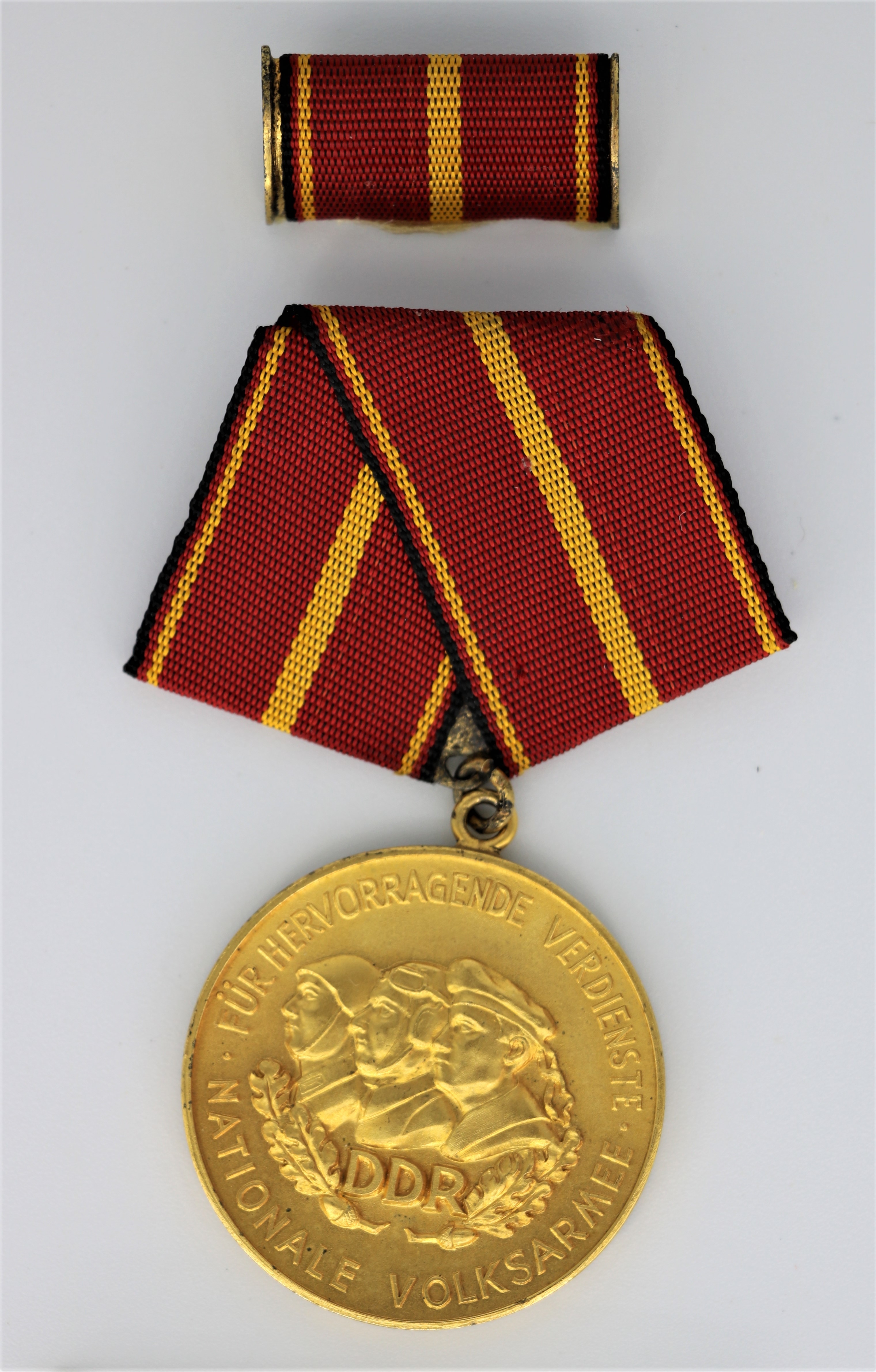 Verdienstmedaille der Nationalen Volksarmee (Gold) mit Interimsspange (Museum Berlin-Karlshorst CC BY-NC-SA)