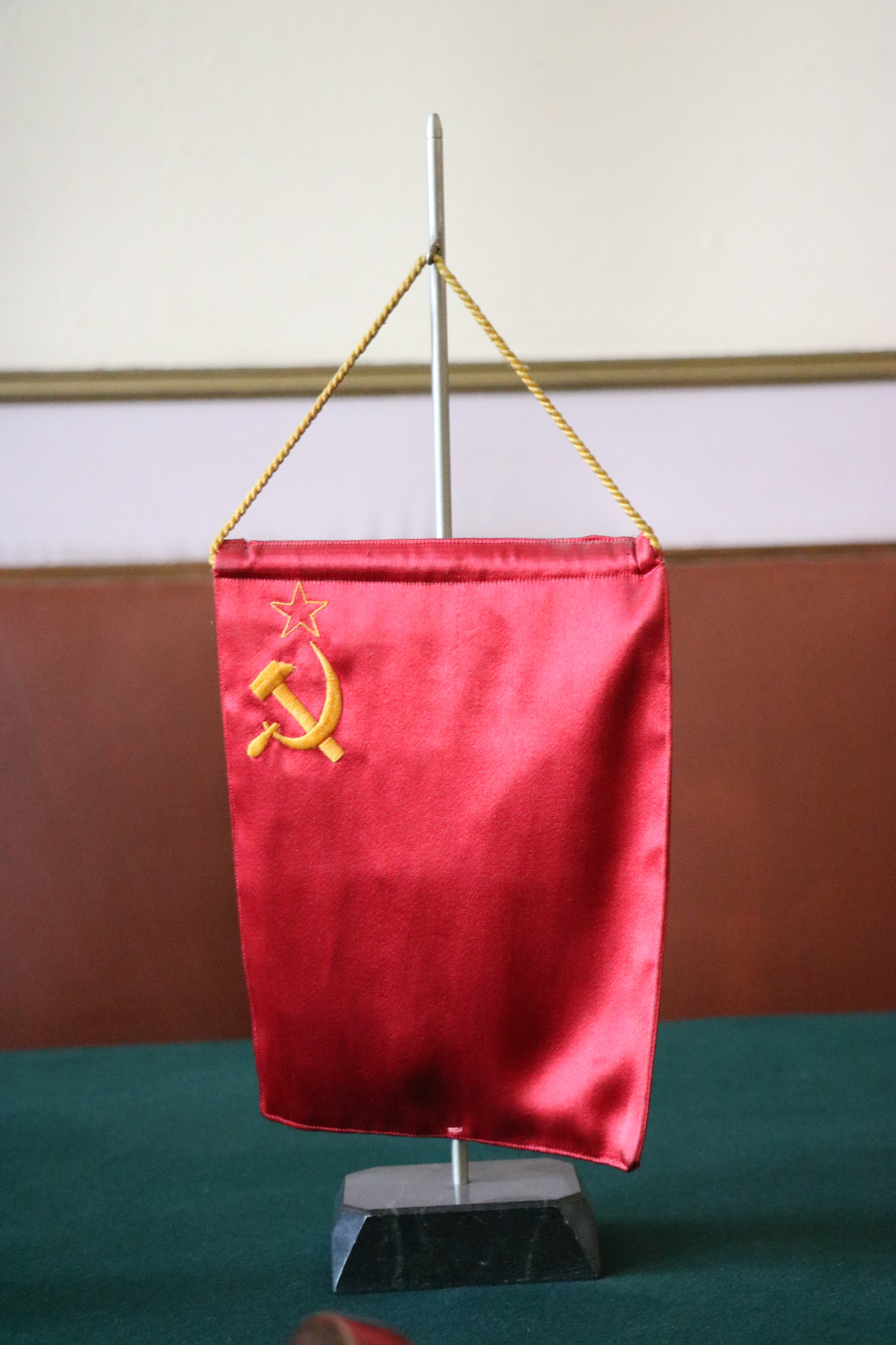Tischwimpel: Fahne der UdSSR (Deutsch-Russisches Museum Berlin-Karlshorst CC BY-NC-SA)
