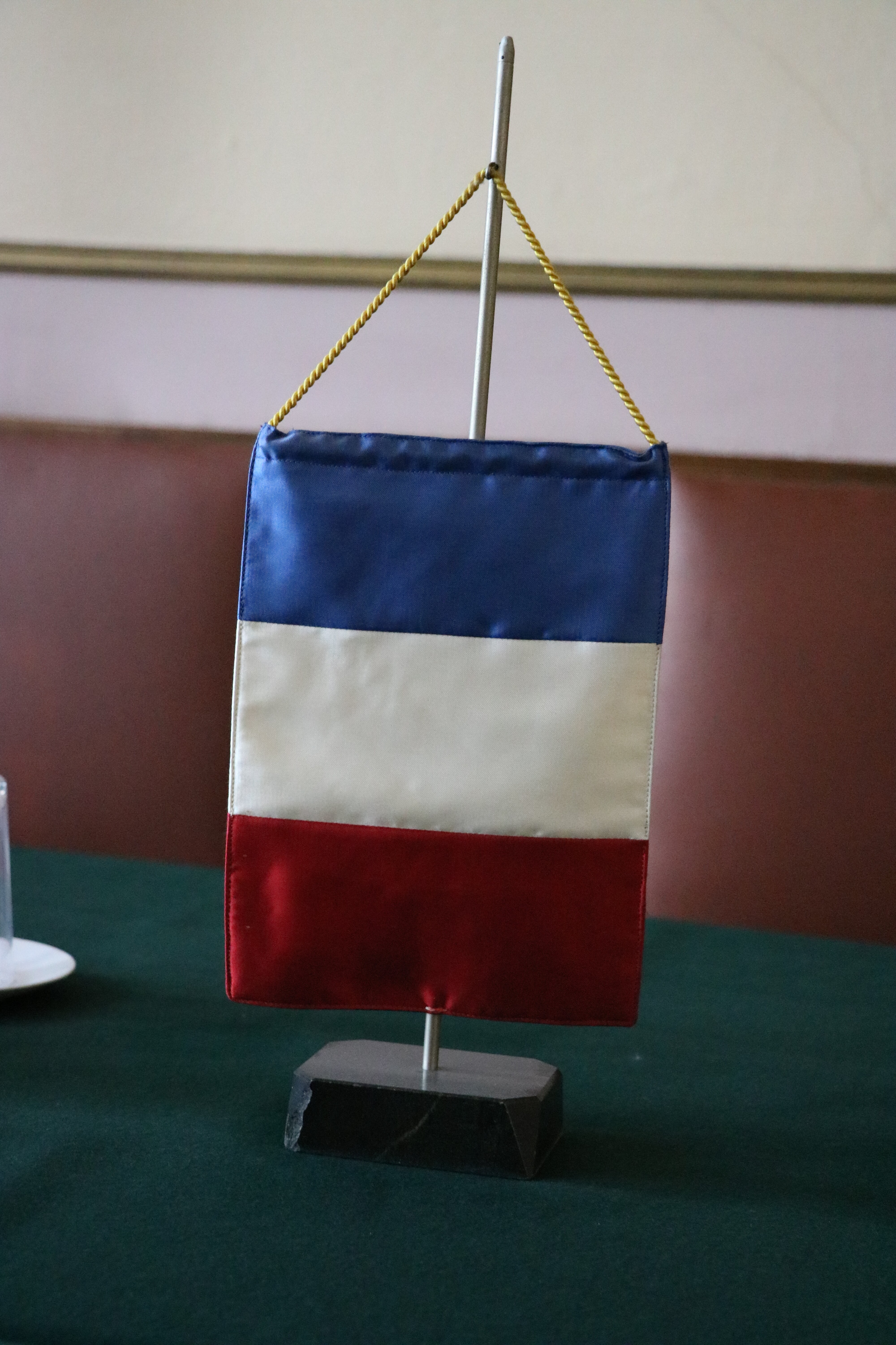 Tischwimpel: Staatsfahne Frankreichs (Deutsch-Russisches Museum Berlin-Karlshorst CC BY-NC-SA)