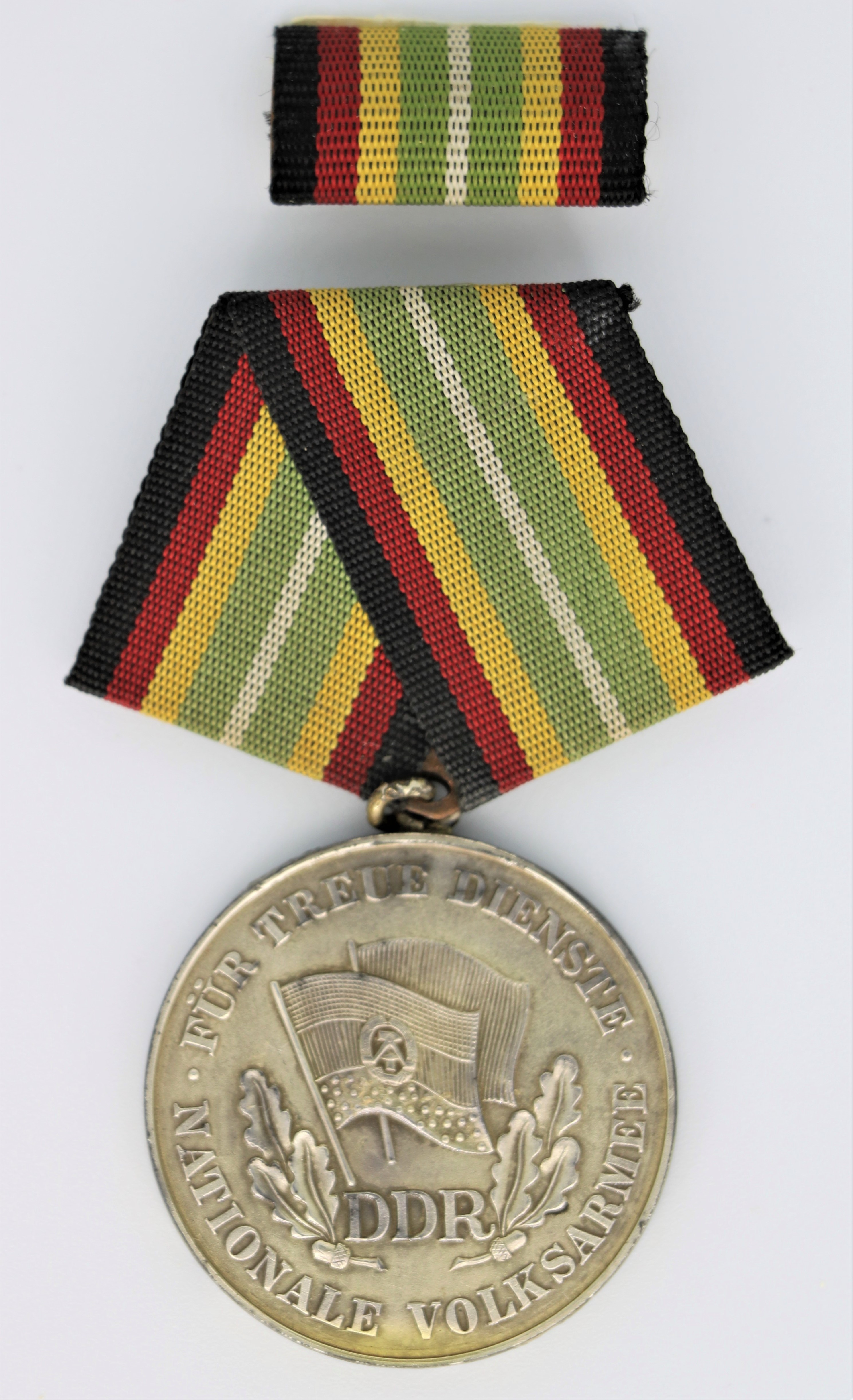 Medaille: "Für treue Dienste in der Nationalen Volksarmee" (Silber) mit Interimsspange (Museum Berlin-Karlshorst CC BY-NC-SA)
